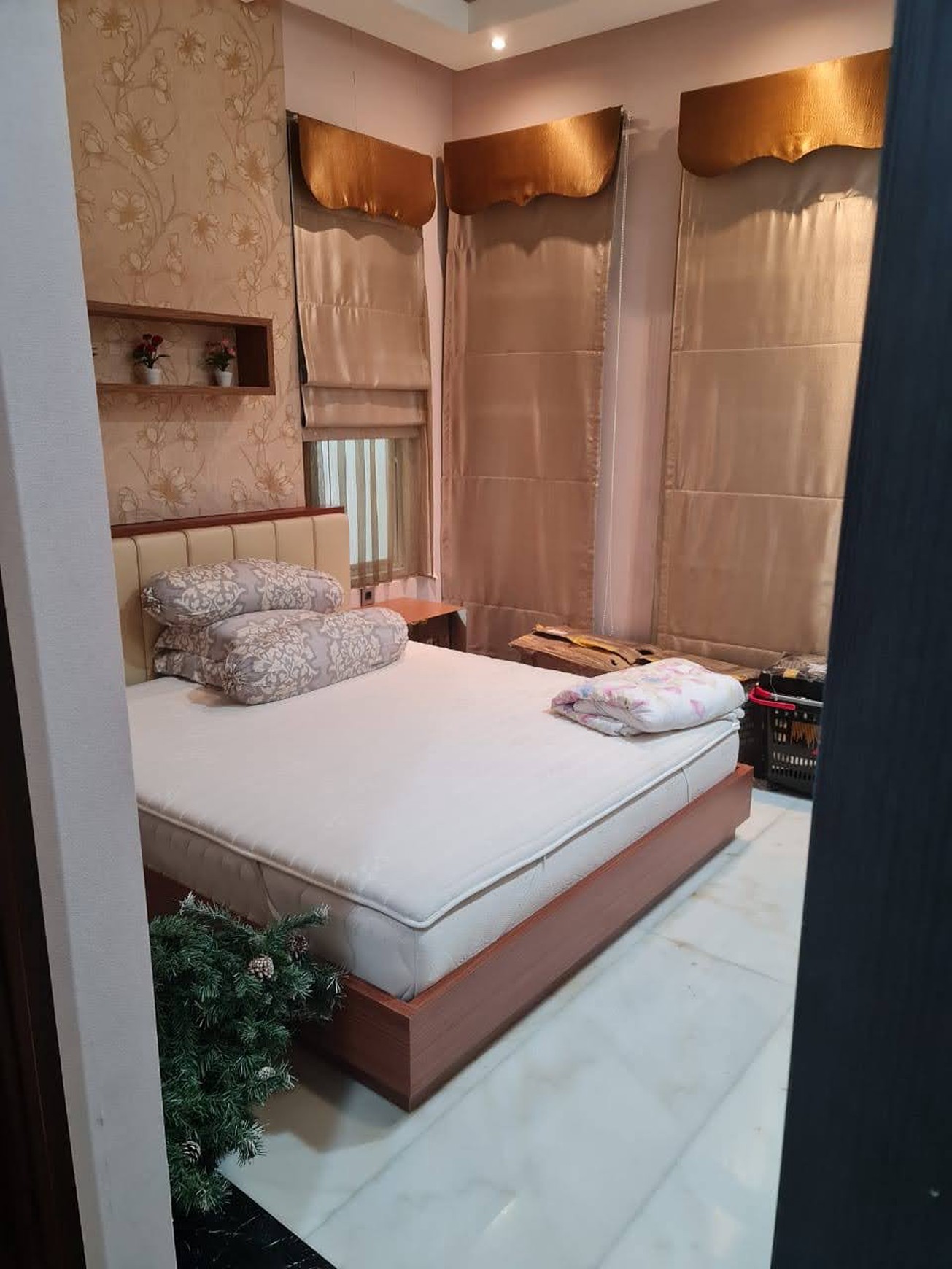 Disewakan Rumah FULL MARMER   & Full Furnished Graha Famili Surabaya Barat