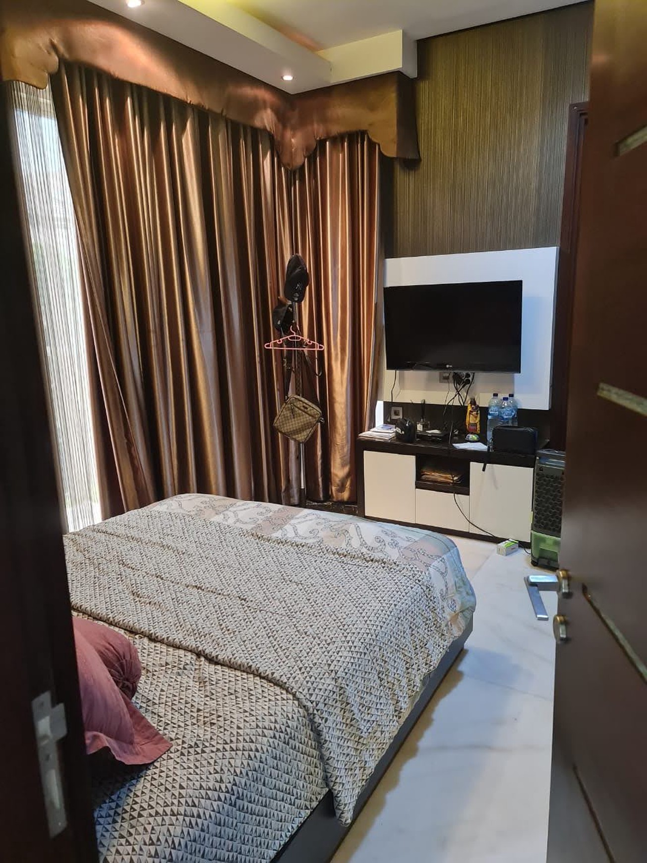 Disewakan Rumah FULL MARMER   & Full Furnished Graha Famili Surabaya Barat