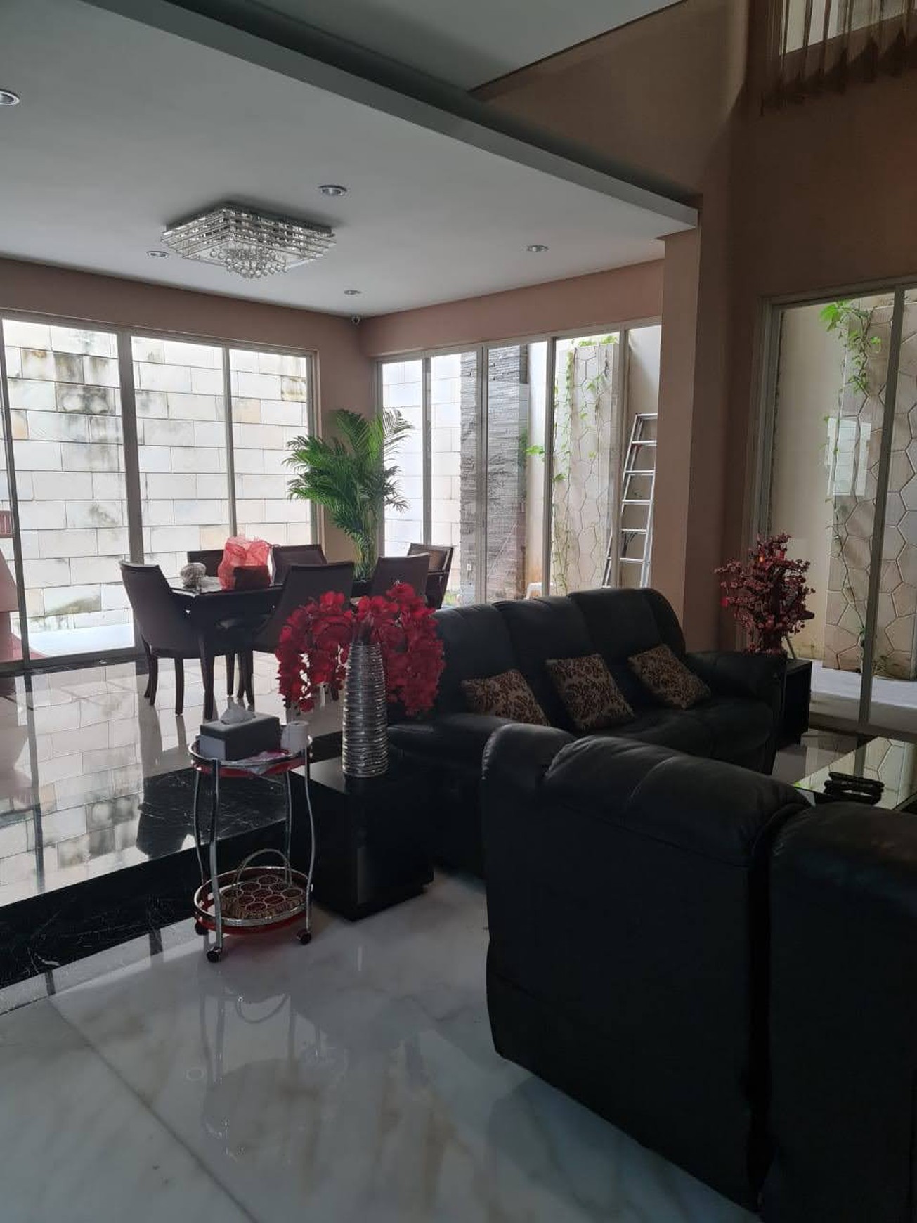 Disewakan Rumah FULL MARMER & Full Furnished Graha Famili Surabaya Barat