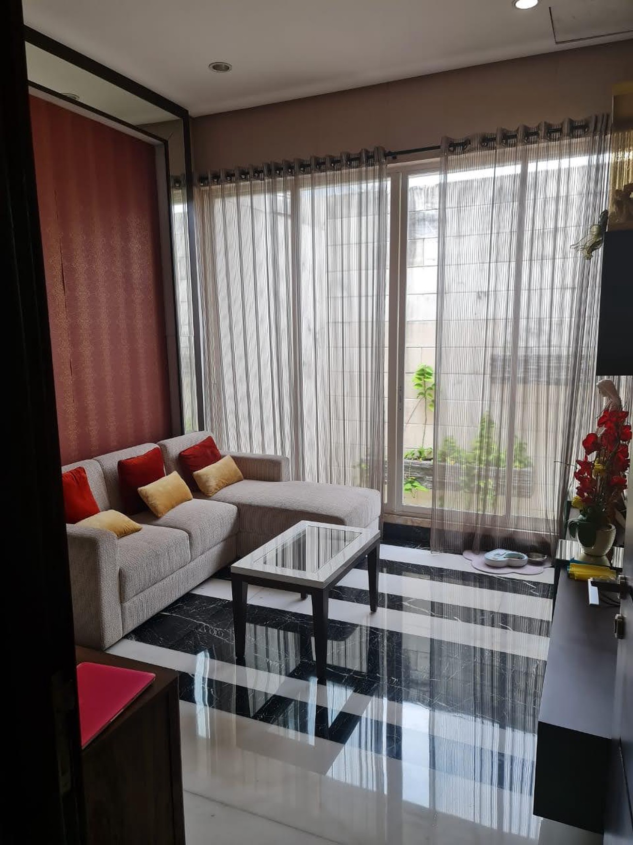 Disewakan Rumah FULL MARMER   & Full Furnished Graha Famili Surabaya Barat