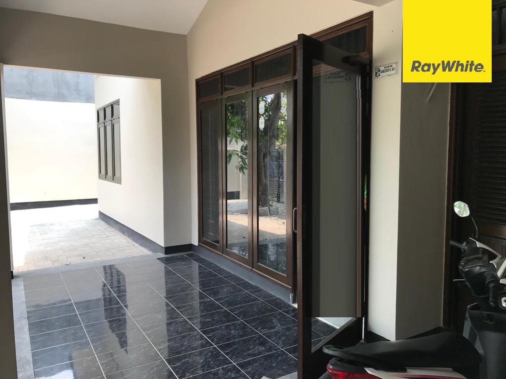 Dijual Rumah 1.5 lantai di Darmo Permai Timur Surabaya