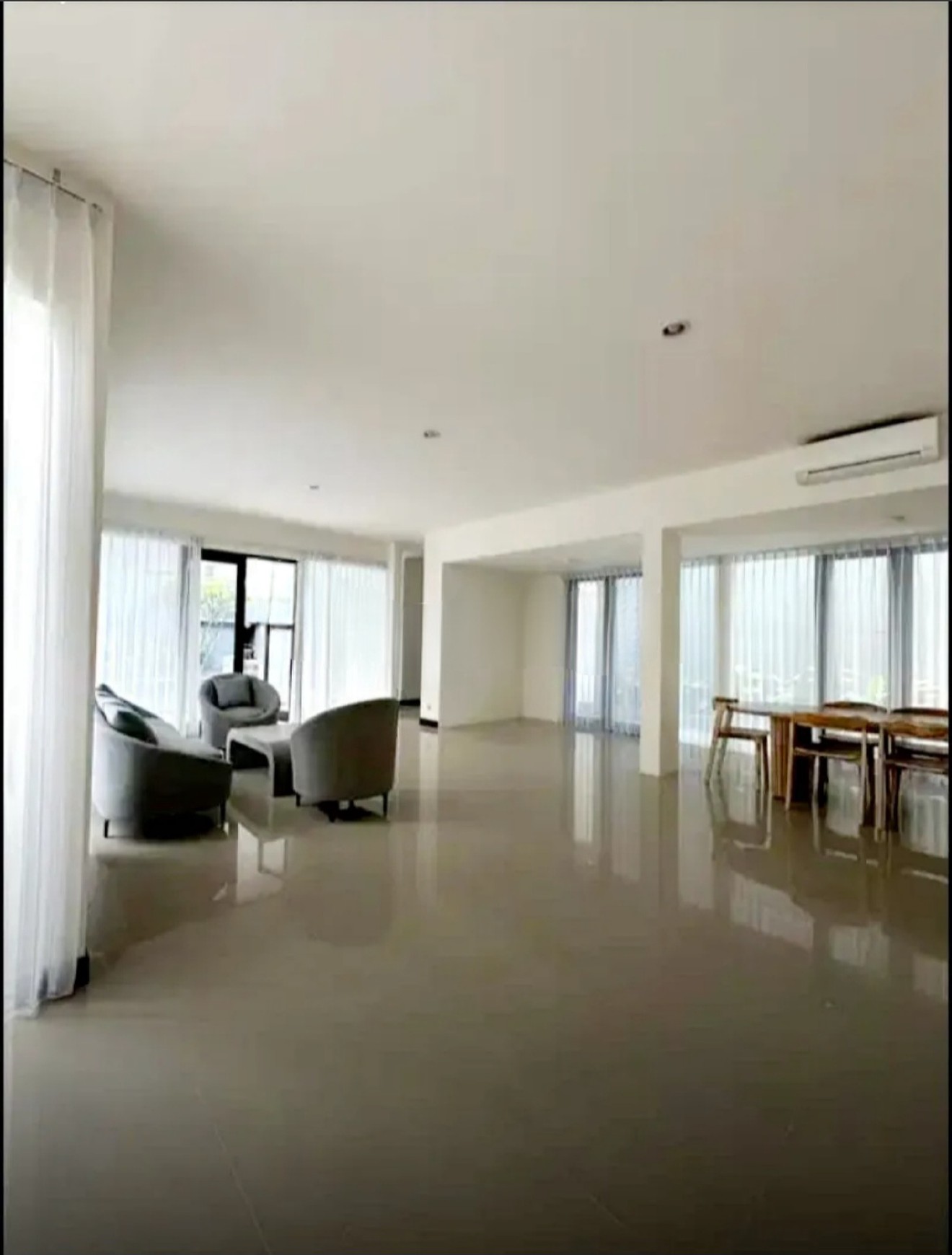MURAH Disewakan Rumah Royal Residence PRIVATE Swimming Pool FULL FURNISHED dekat Citraland, Dian Istana, Graha Family, Pakuwon Mall, PTC