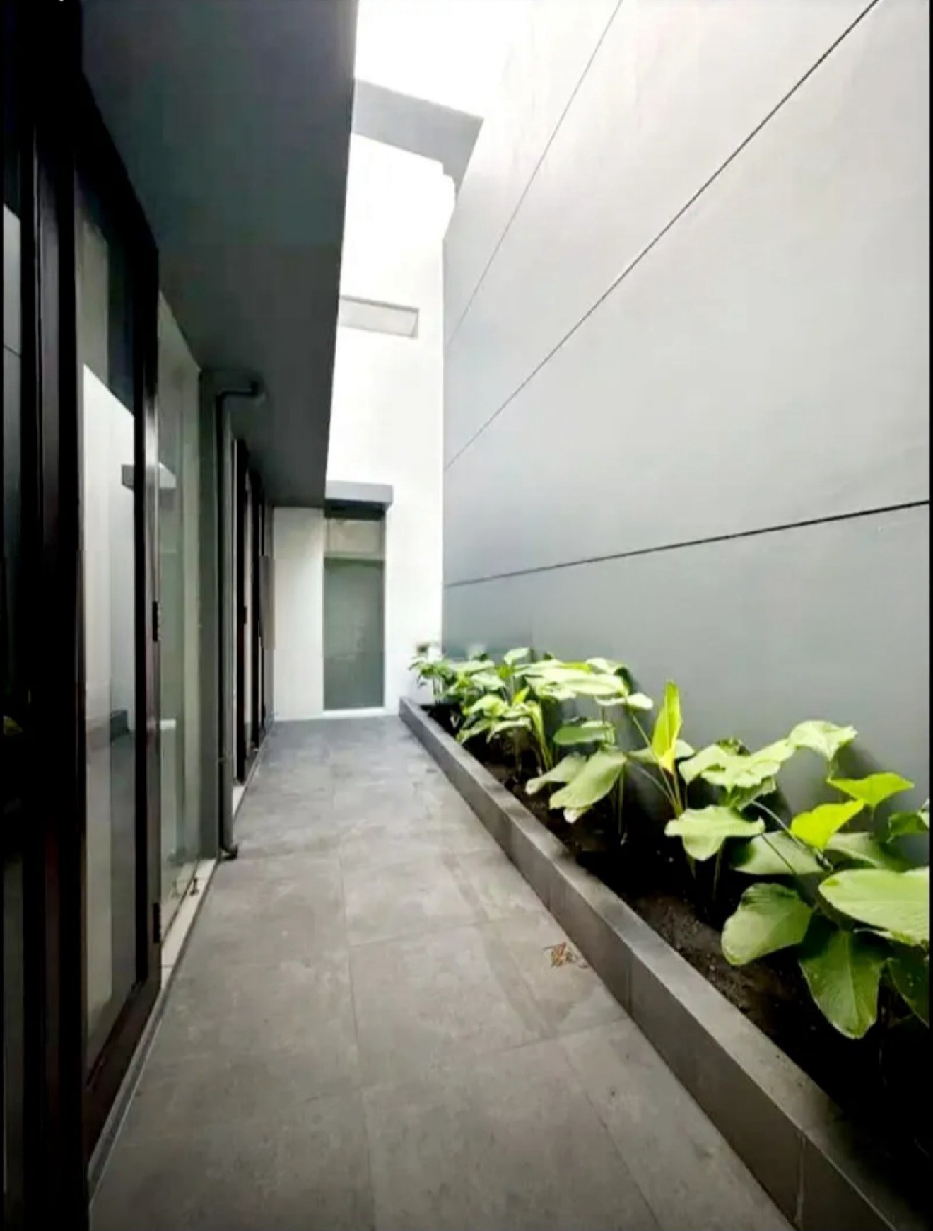 MURAH Disewakan Rumah Royal Residence PRIVATE Swimming Pool FULL FURNISHED dekat Citraland, Dian Istana, Graha Family, Pakuwon Mall, PTC