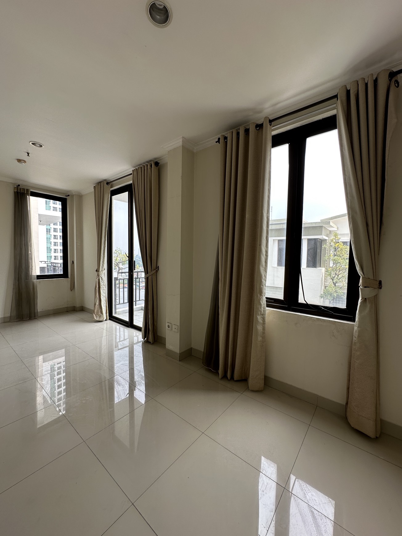 Dijual Rumah Modern Tropis Cosmo Park Residence - Thamrin City - Tanah Abang - Jakpus