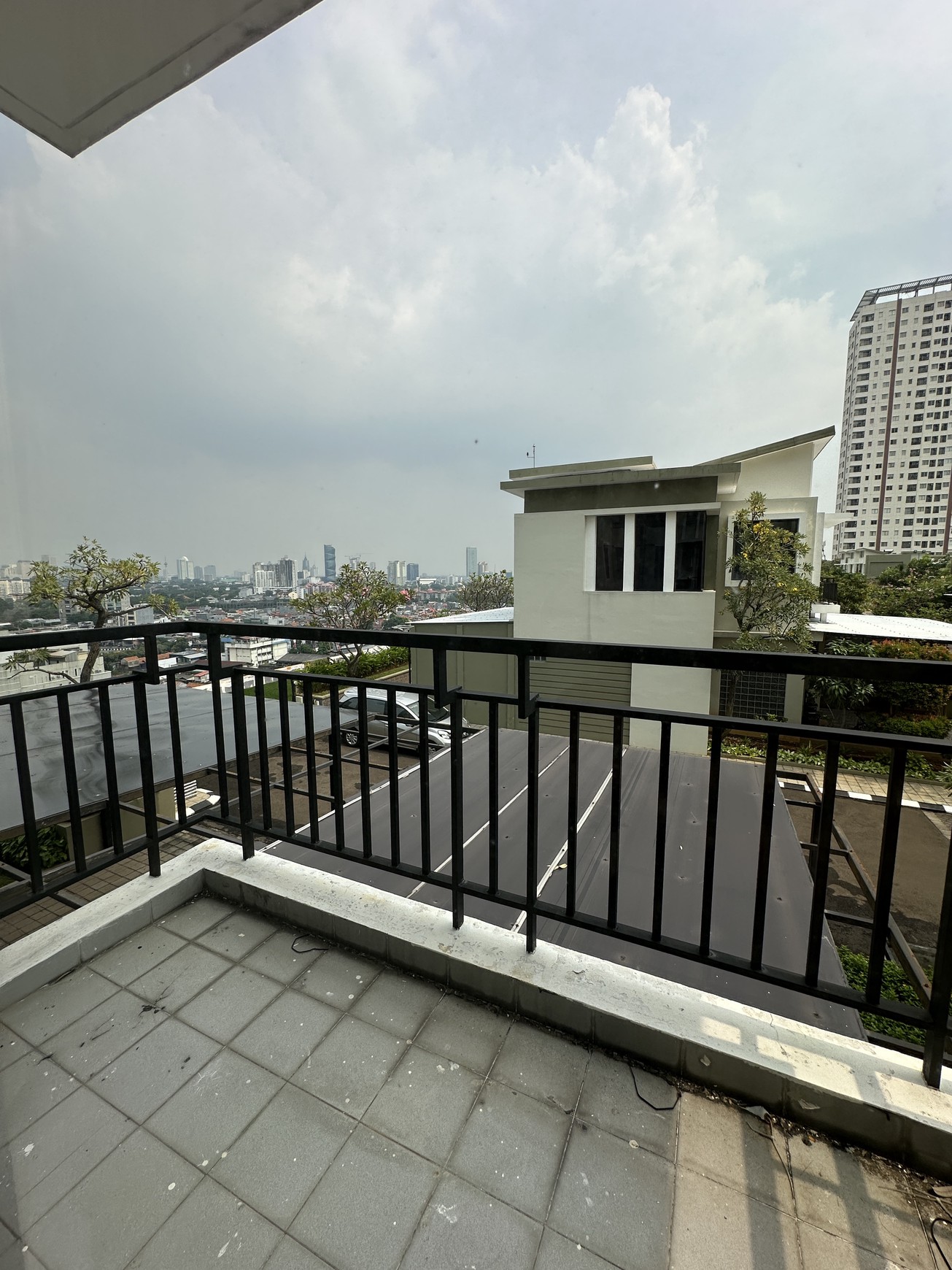 Dijual Rumah Modern Tropis Cosmo Park Residence - Thamrin City - Tanah Abang - Jakpus
