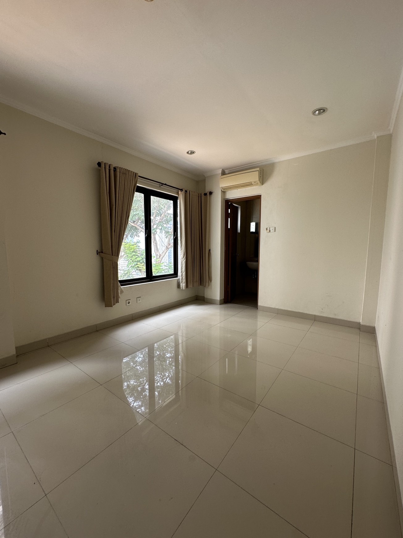 Dijual Rumah Modern Tropis Cosmo Park Residence - Thamrin City - Tanah Abang - Jakpus