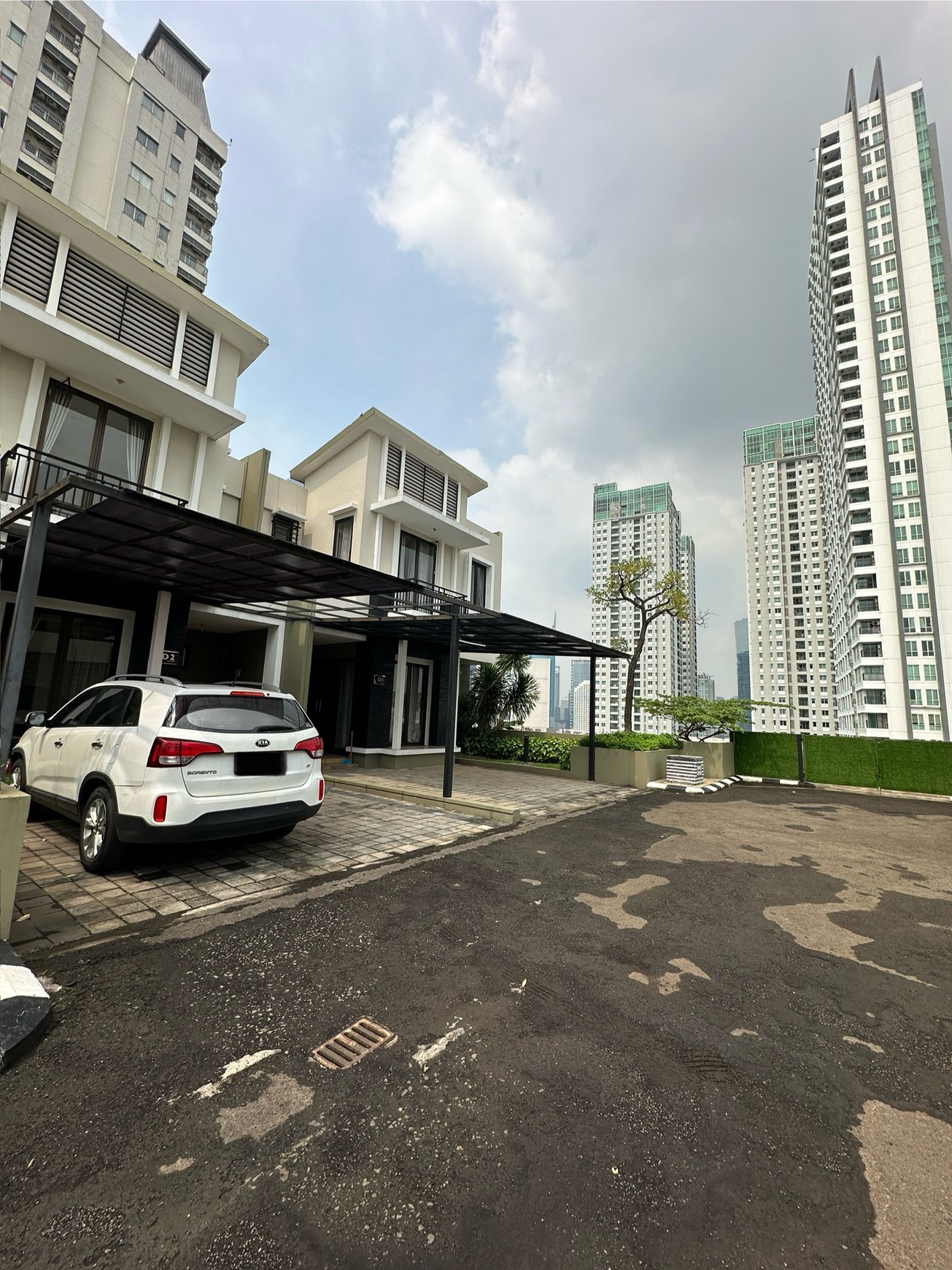 Dijual Rumah Modern Tropis Cosmo Park Residence - Thamrin City - Tanah Abang - Jakpus
