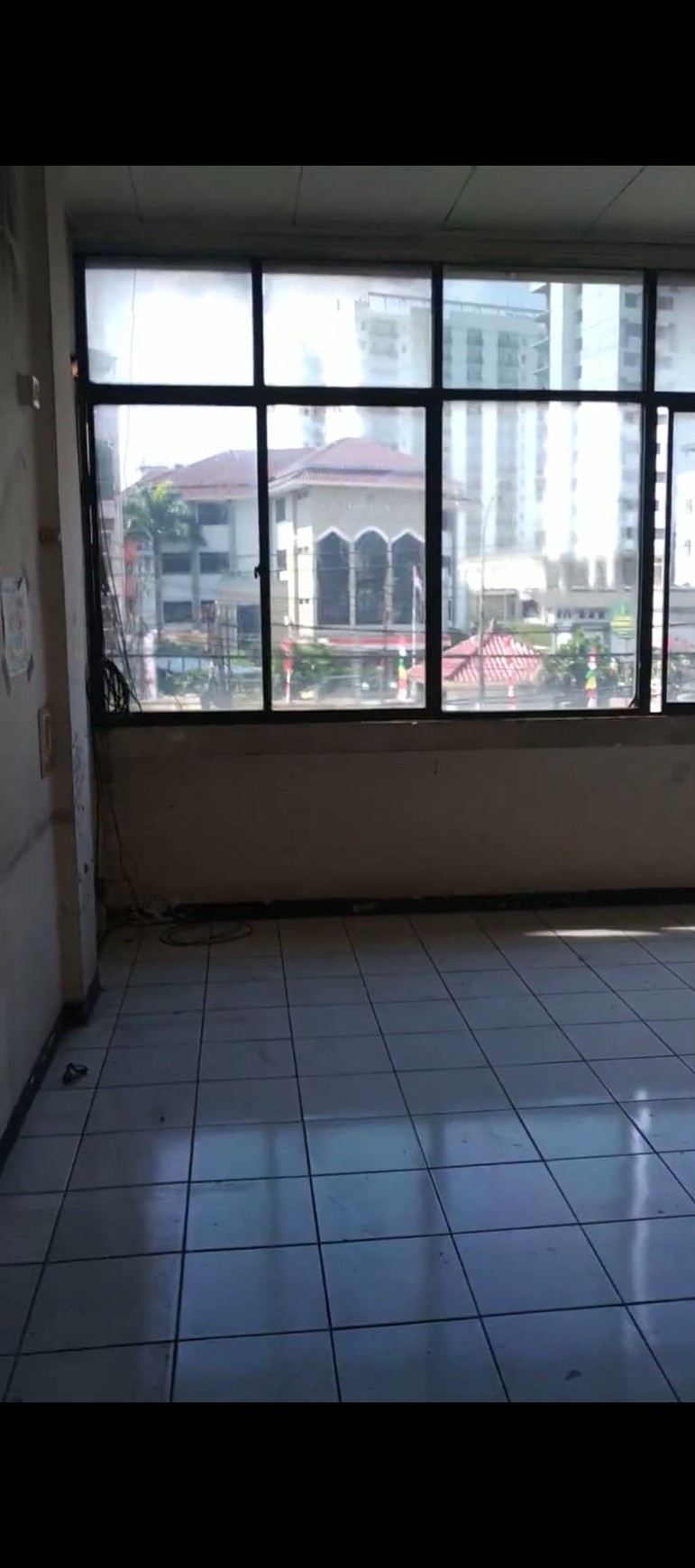 Ruko 3½ Siap Pakai dan Lokasi Strategis Pinggir Jalan Raya