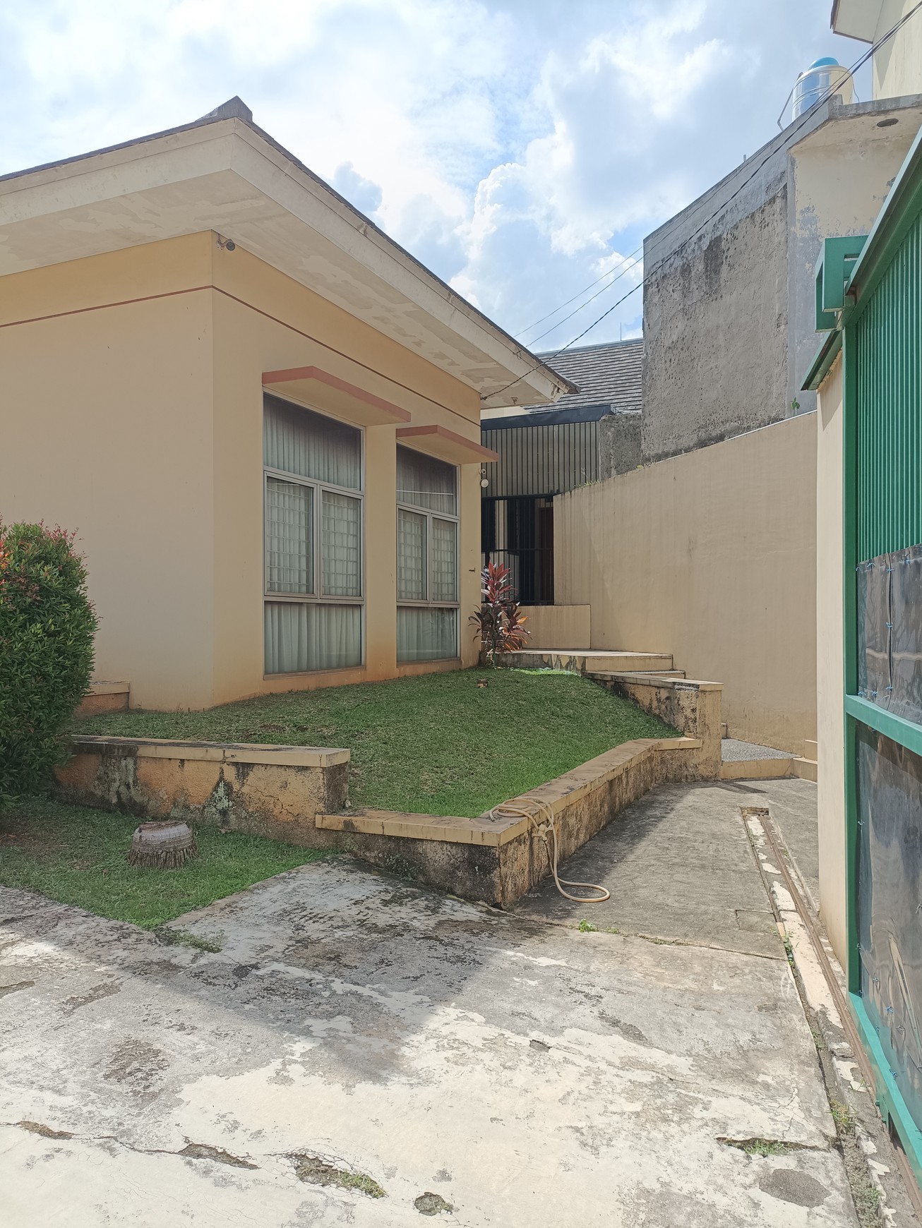 Rumah Luas dalam Komplek SHM Siap Huni dengan Hunian Nyaman @ Bintaro Sektor 9