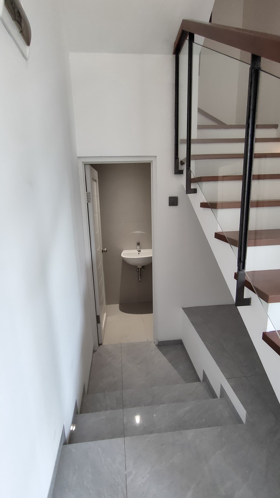 Dijual Rumah Baru Modern di Komplek Setraduta Bandung