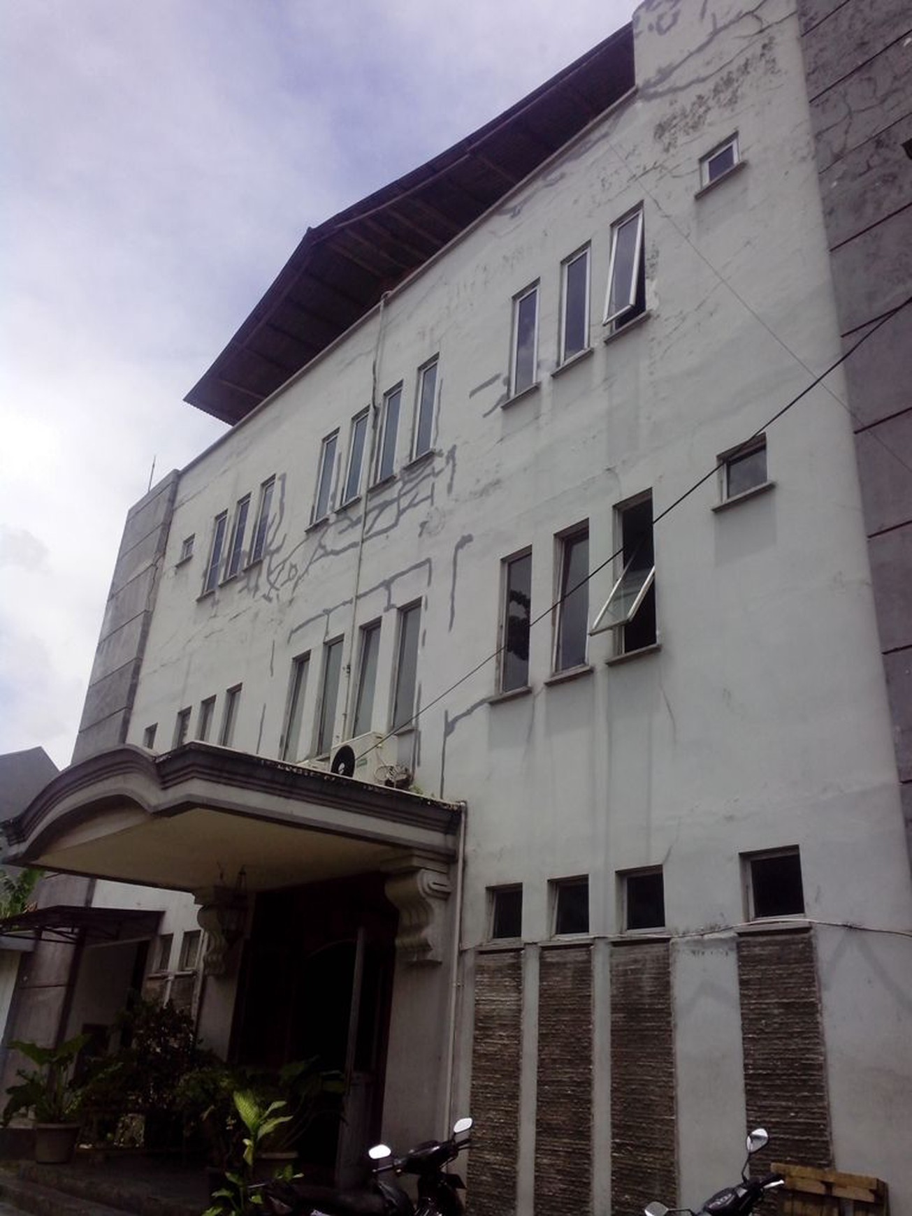 Gedung Perkantoran Dan Kavling Veteran Jakarta Selatan,cocok untuk usaha,pinggir jalan raya,harga masih nego