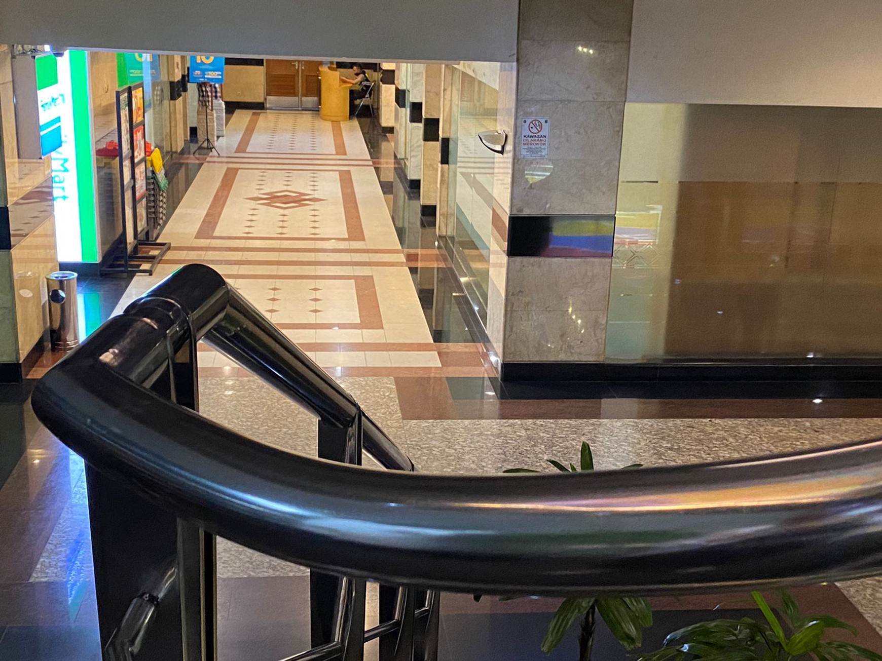 KOMERSIAL AREA DIGEDUNG PERKANTORAN JALAN RASUNA SAID KUNINGAN