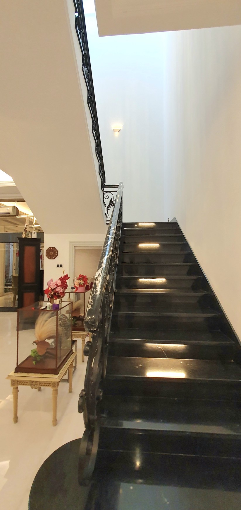 Rumah Full furnish, Artha Gading Villa Kelapa Gading Luas 334m2