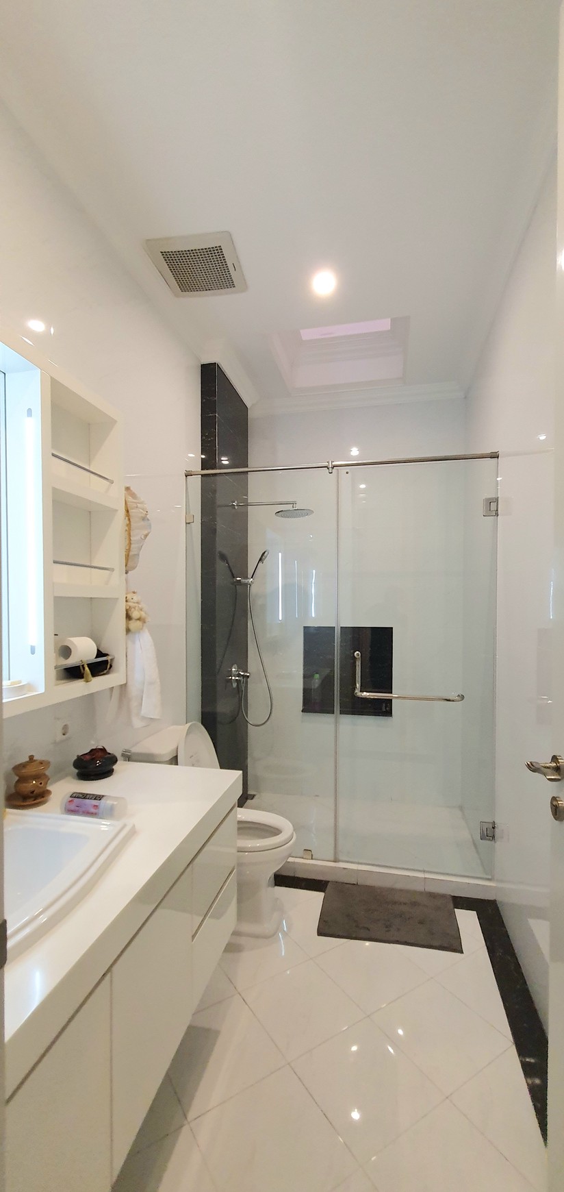 Rumah Full furnish, Artha Gading Villa Kelapa Gading Luas 334m2