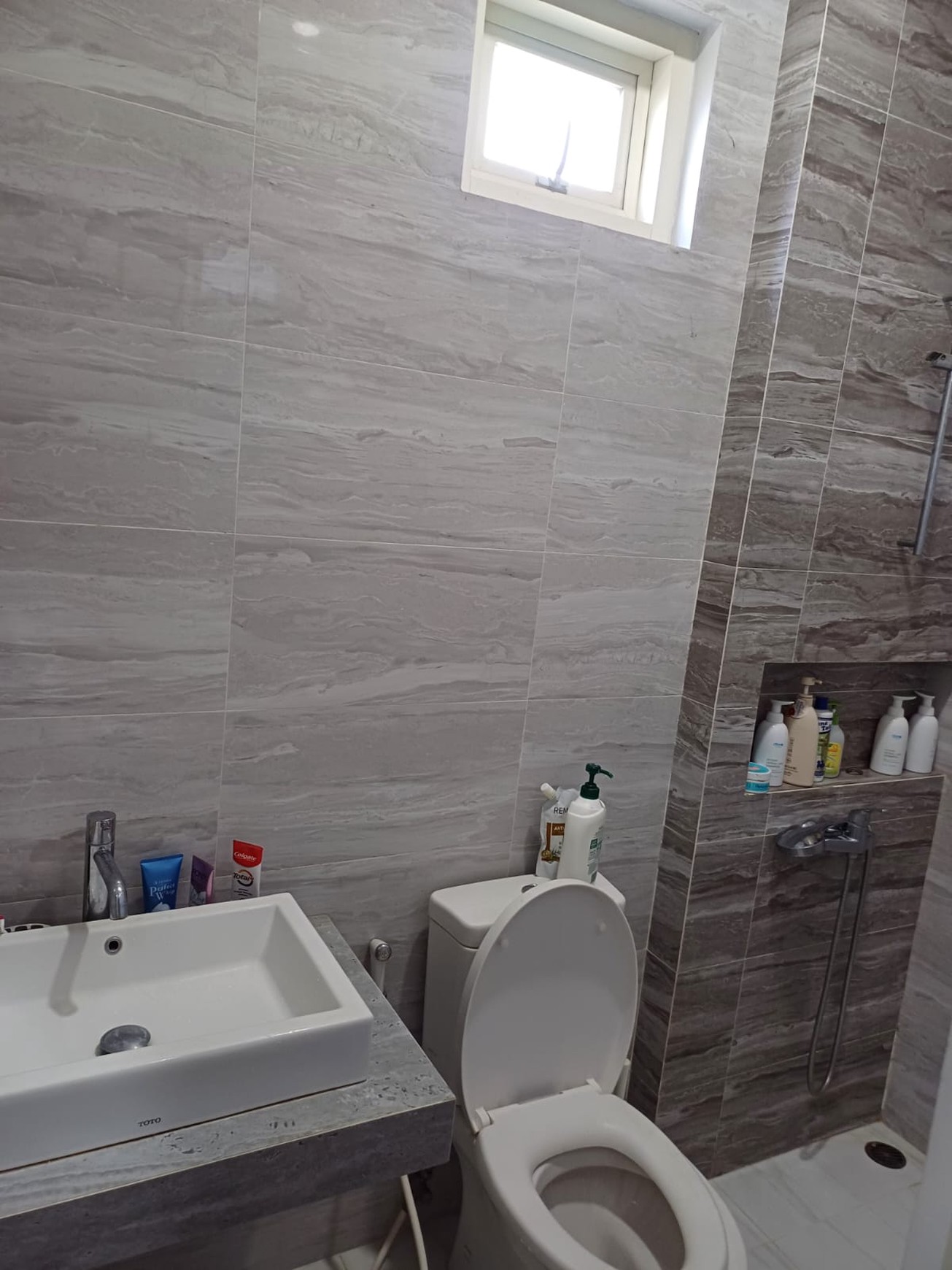 Dijual Rumah Royal Residence Hook Bonus Semi Furnished Dekat Citraland, Pakuwon Mall, Dian Istana, Wisata Bukit Mas