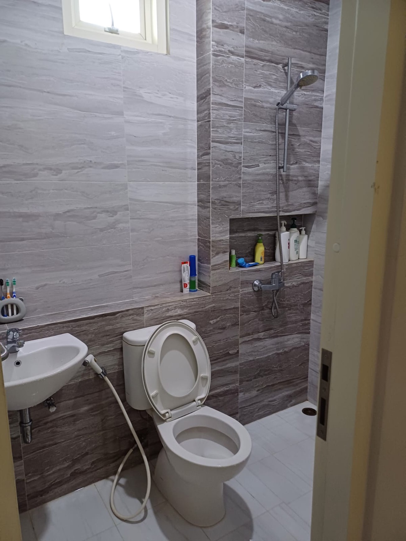 Dijual Rumah Royal Residence Hook Bonus Semi Furnished Dekat Citraland, Pakuwon Mall, Dian Istana, Wisata Bukit Mas