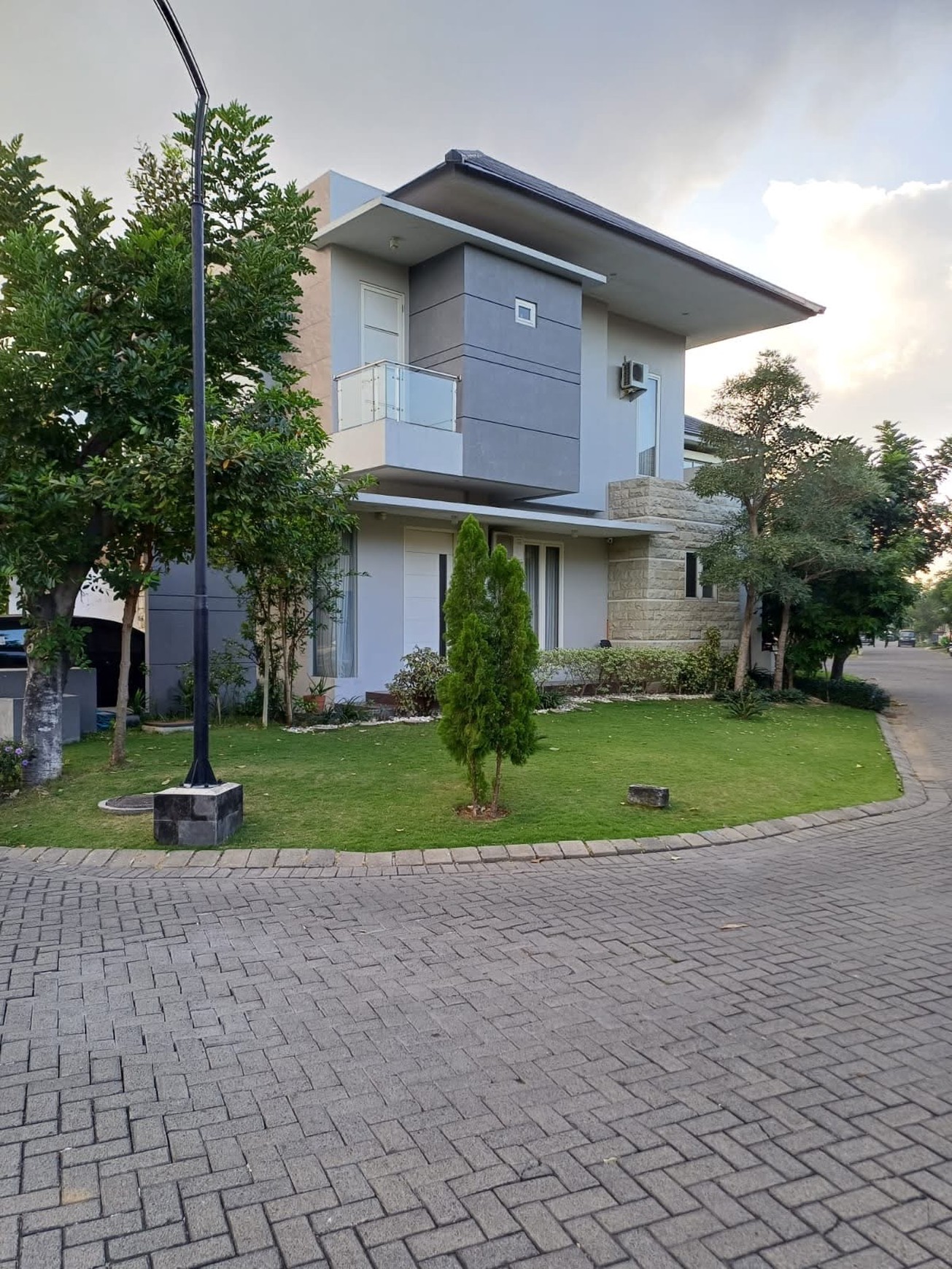 Dijual Rumah Royal Residence Hook Bonus Semi Furnished Dekat Citraland, Pakuwon Mall, Dian Istana, Wisata Bukit Mas