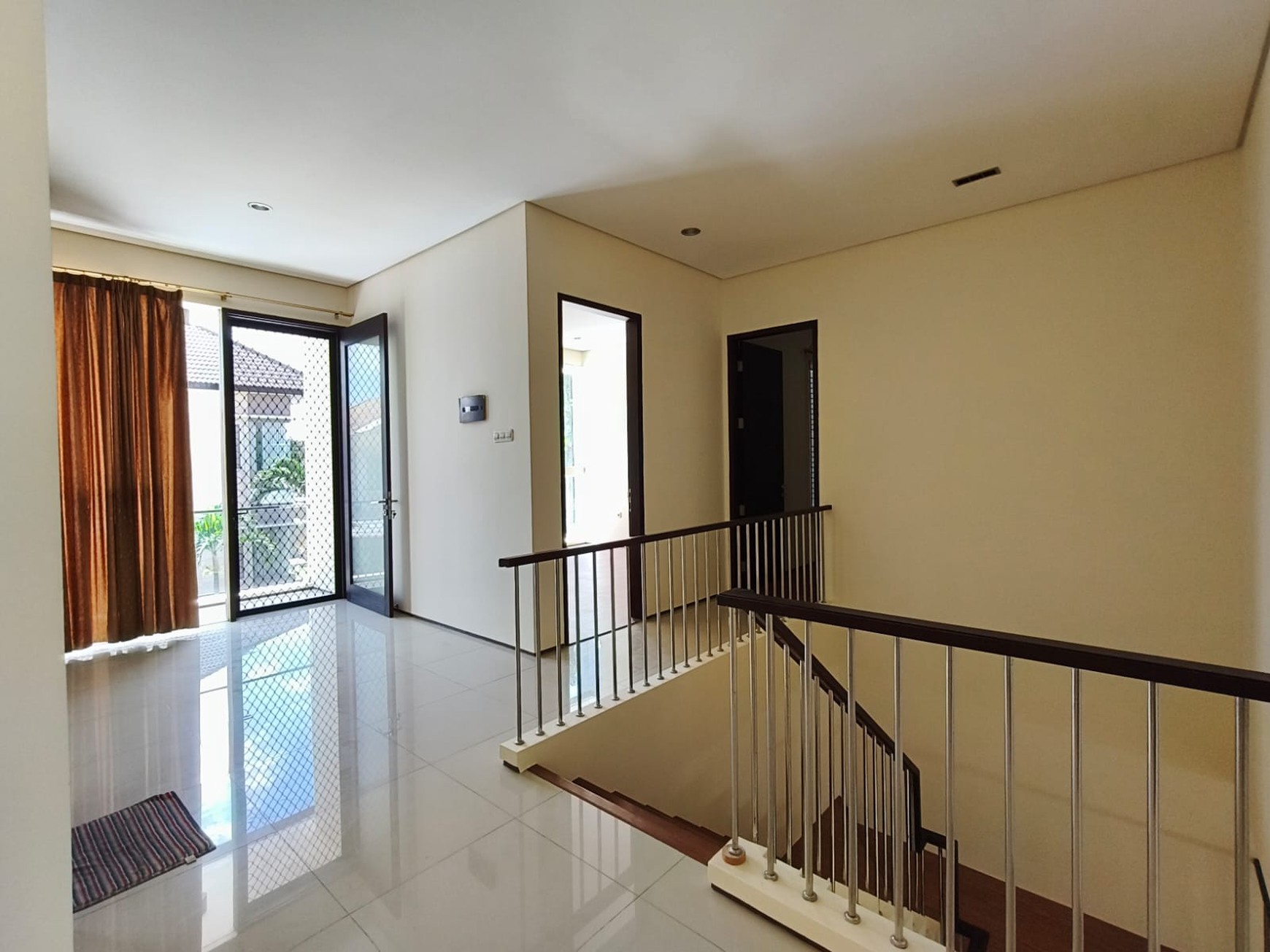 Disewakan Rumah Semi Furnish dekat pusat Kuliner Gwalk Citraland Surabaya 