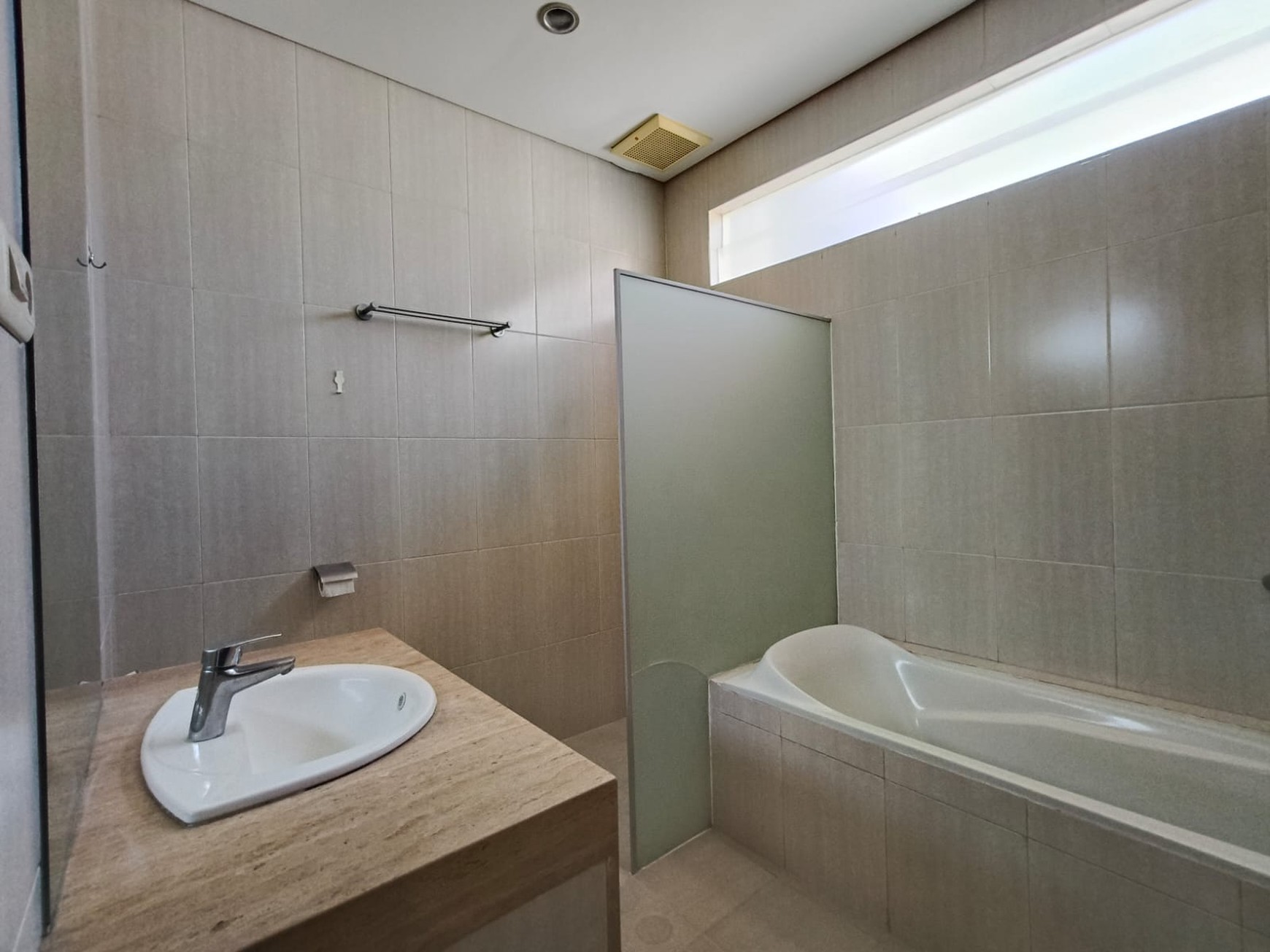 Disewakan Rumah Semi Furnish dekat pusat Kuliner Gwalk Citraland Surabaya 