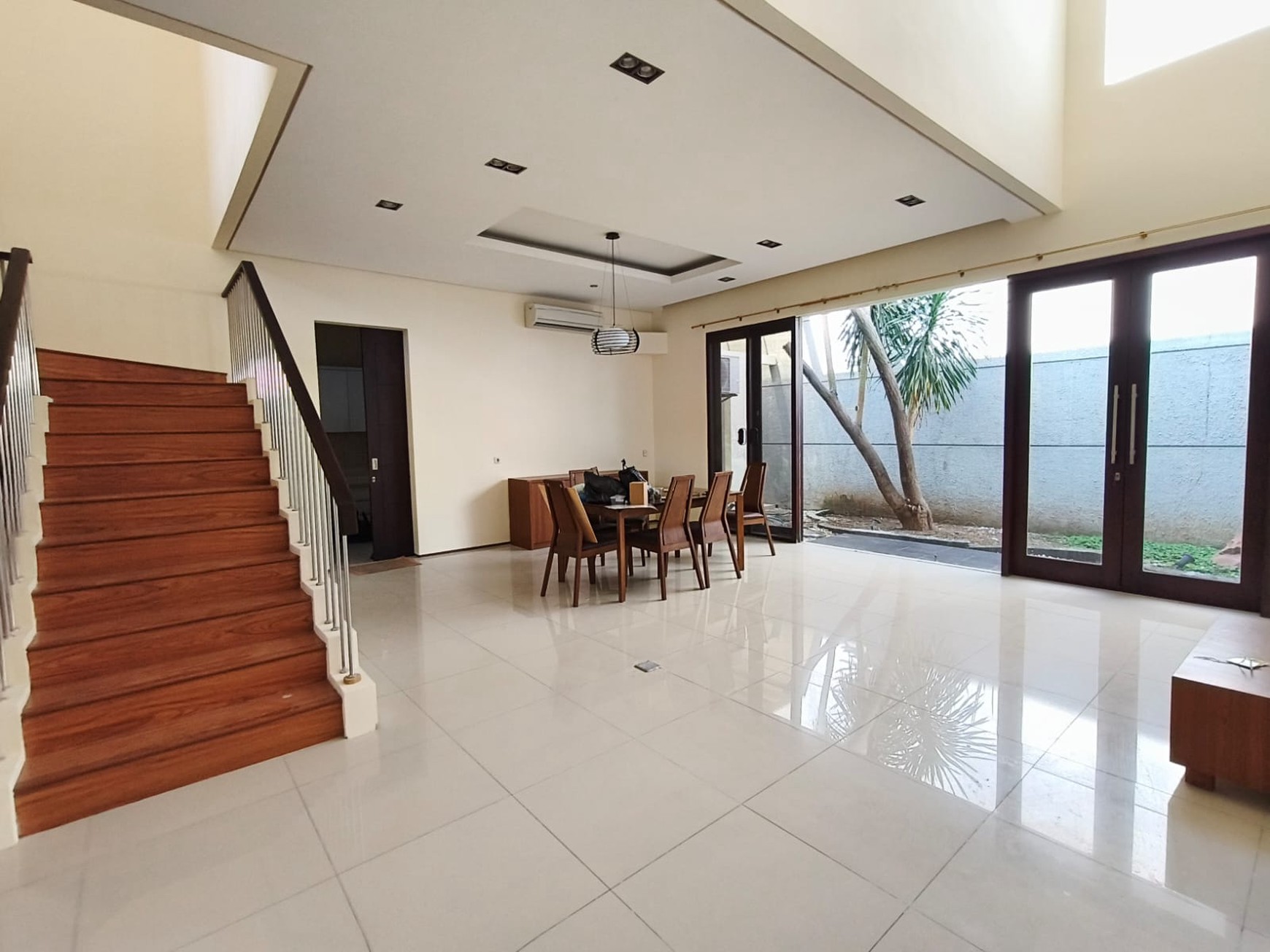 Disewakan Rumah Semi Furnish dekat pusat Kuliner Gwalk Citraland Surabaya 