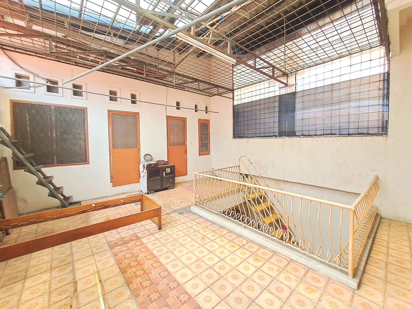 RUMAH KLASIK STRATEGIS DI PETOJO UTARA, DEKAT MRT FASE 3 GAJAH MADA, AKSES MUDAH KE THAMRIN, KEMAYORAN, MENTENG, TANAH ABANG