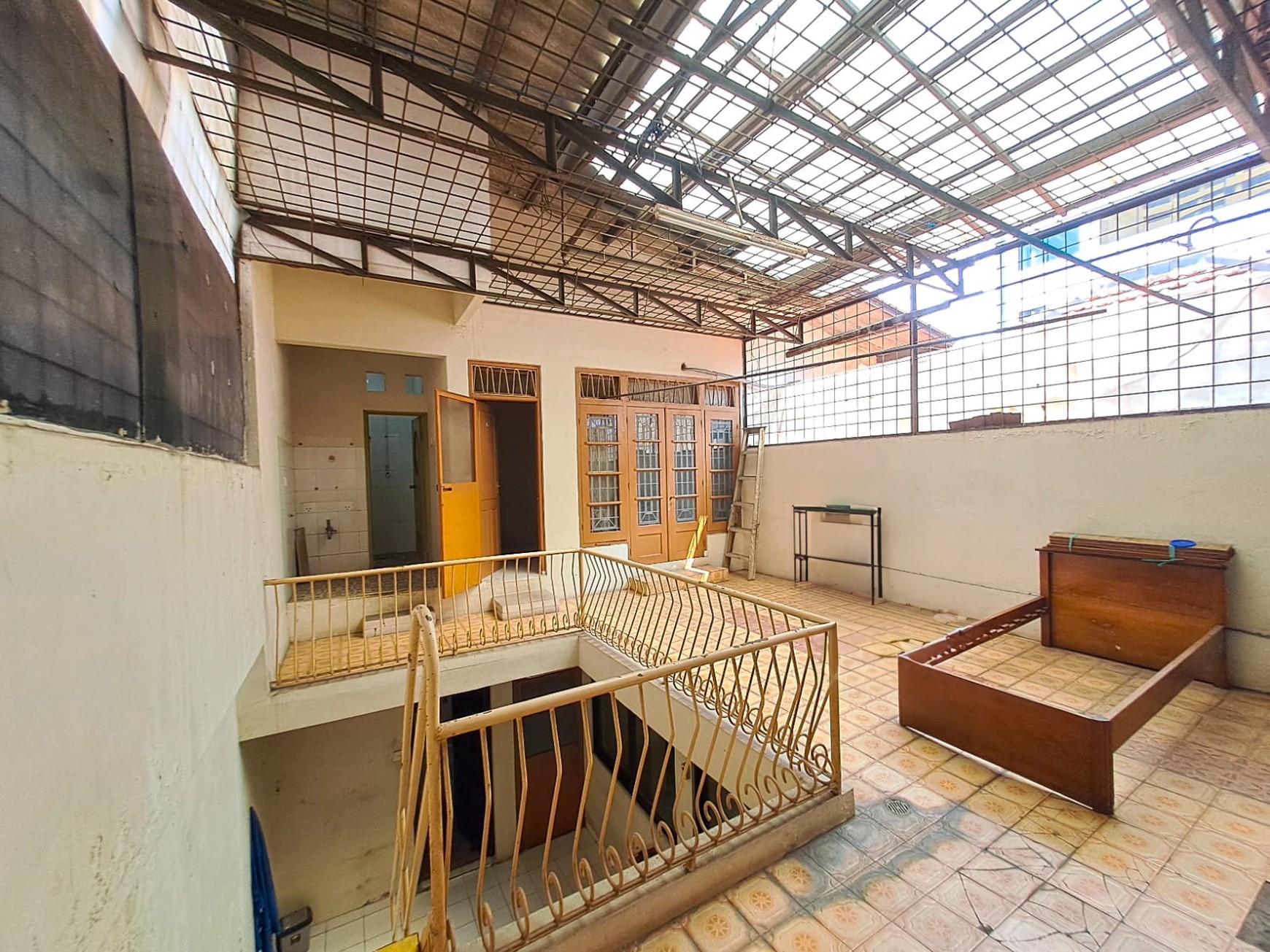 RUMAH KLASIK STRATEGIS DI PETOJO UTARA, DEKAT MRT FASE 3 GAJAH MADA, AKSES MUDAH KE THAMRIN, KEMAYORAN, MENTENG, TANAH ABANG