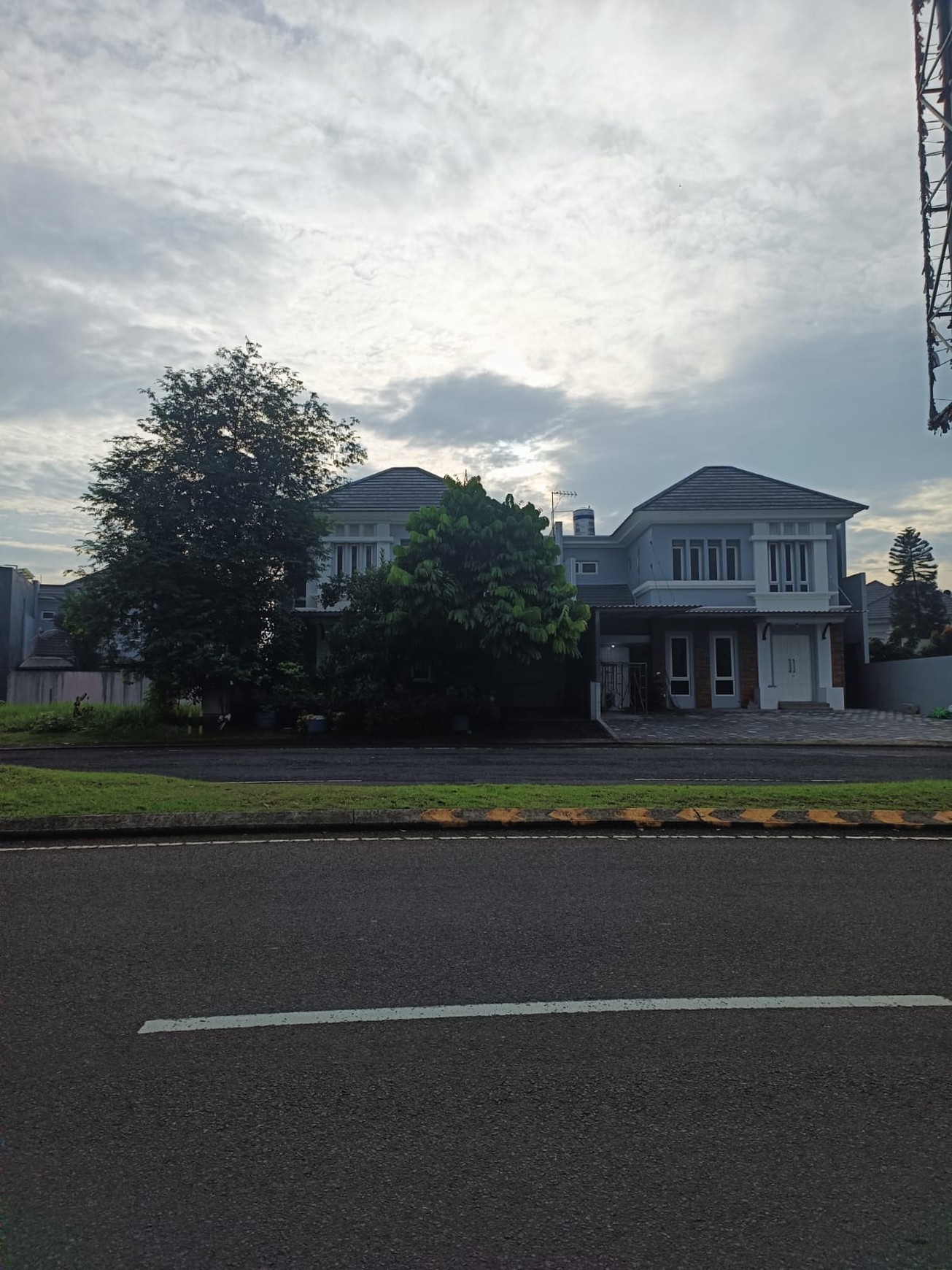 RUMAH CANTIK SIAP HUNI DI BOULEVARD KOTA WISATA CIBUBUR HARGA NEGO