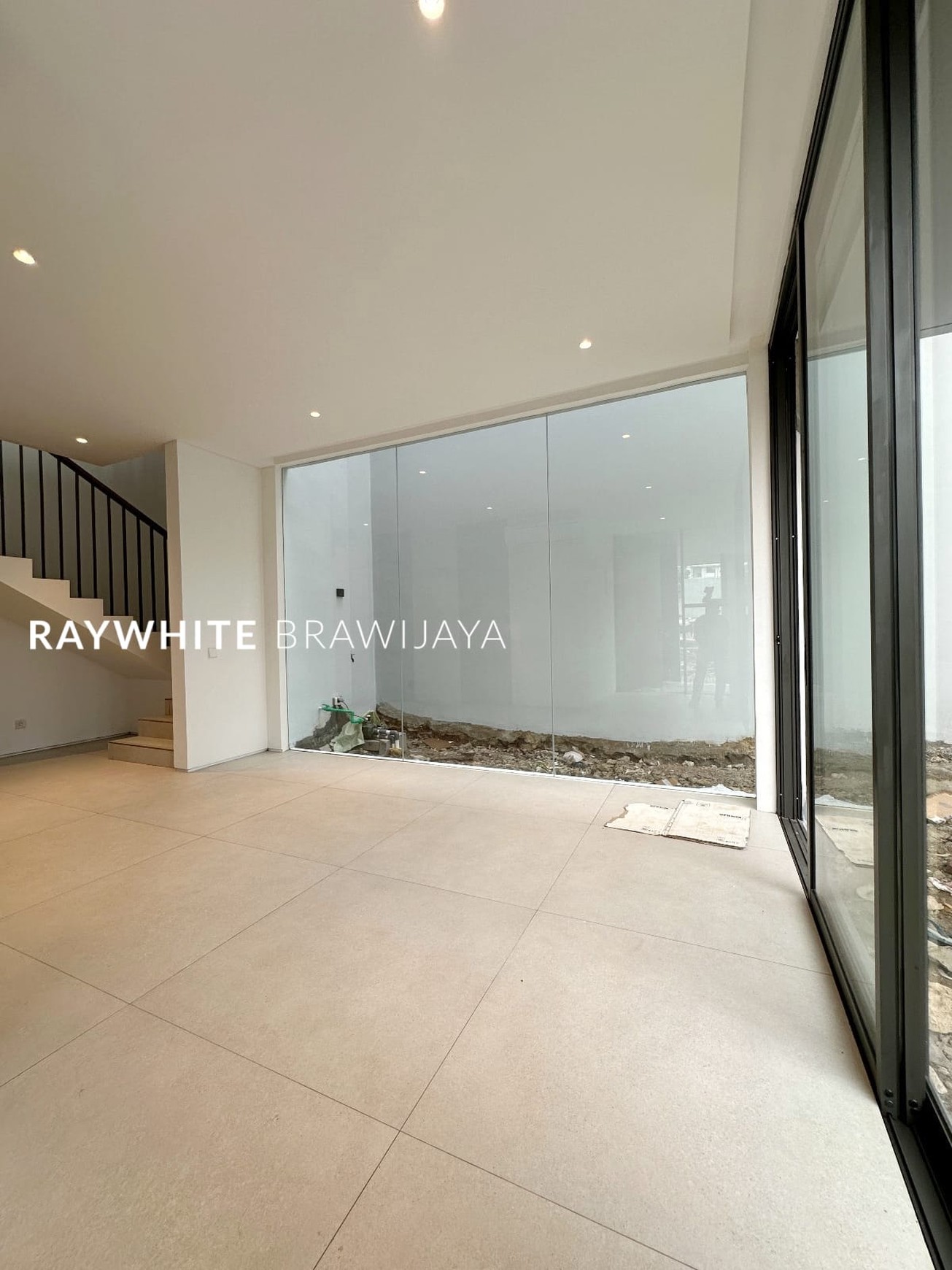 Brand New Townhouse Modern Design With Rooftop Area Kemang Utara