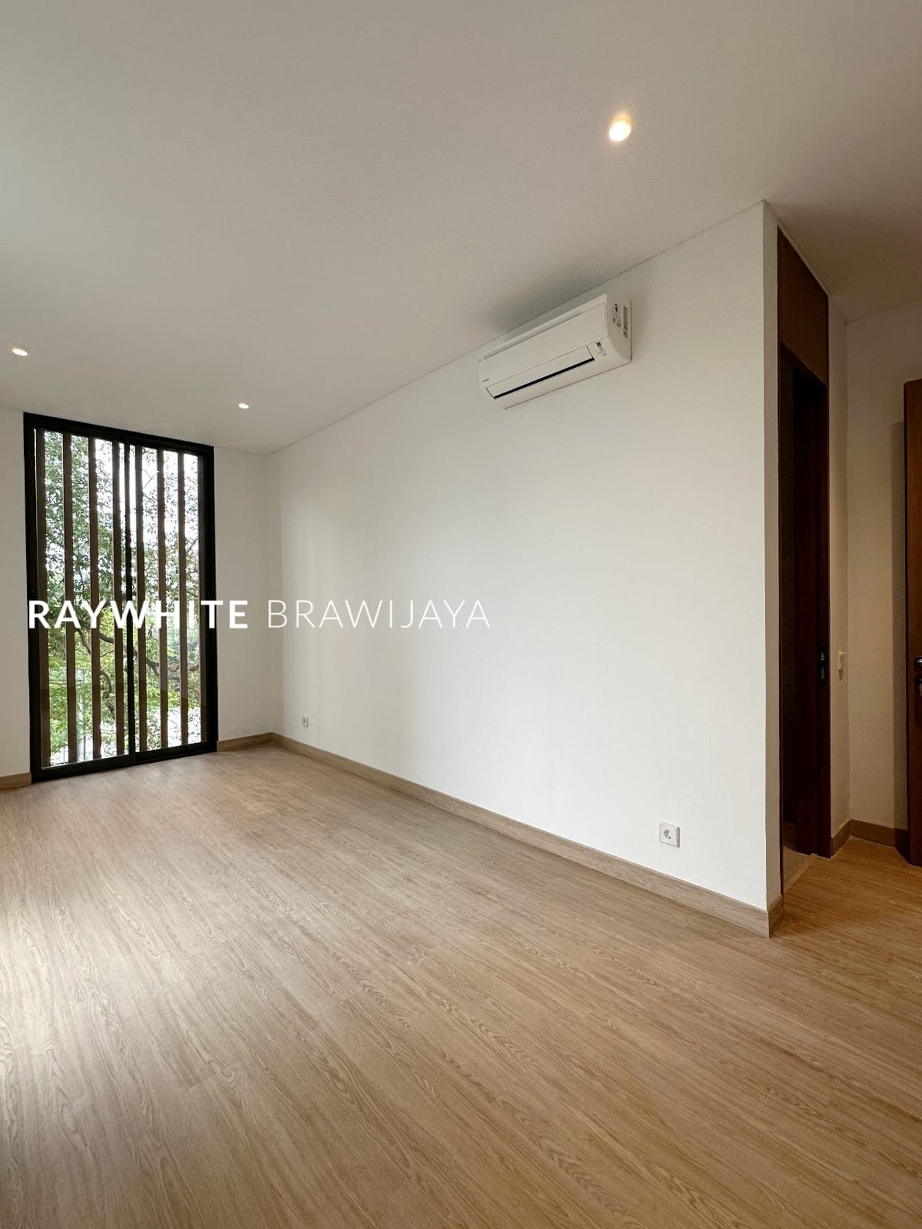 Brand New Townhouse Modern Design With Rooftop Area Kemang Utara