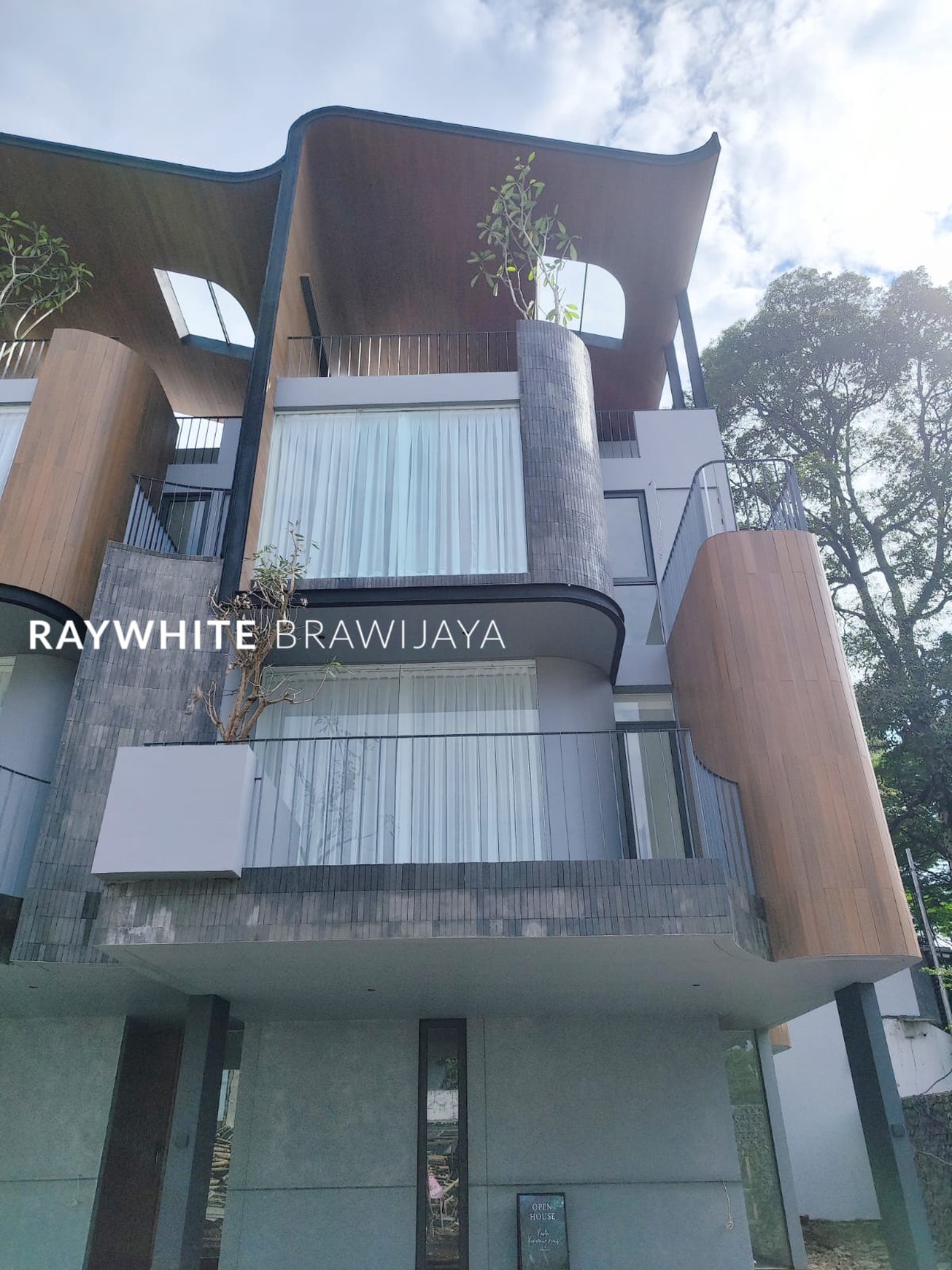 Brand New Townhouse Modern Design With Rooftop Area Kemang Utara