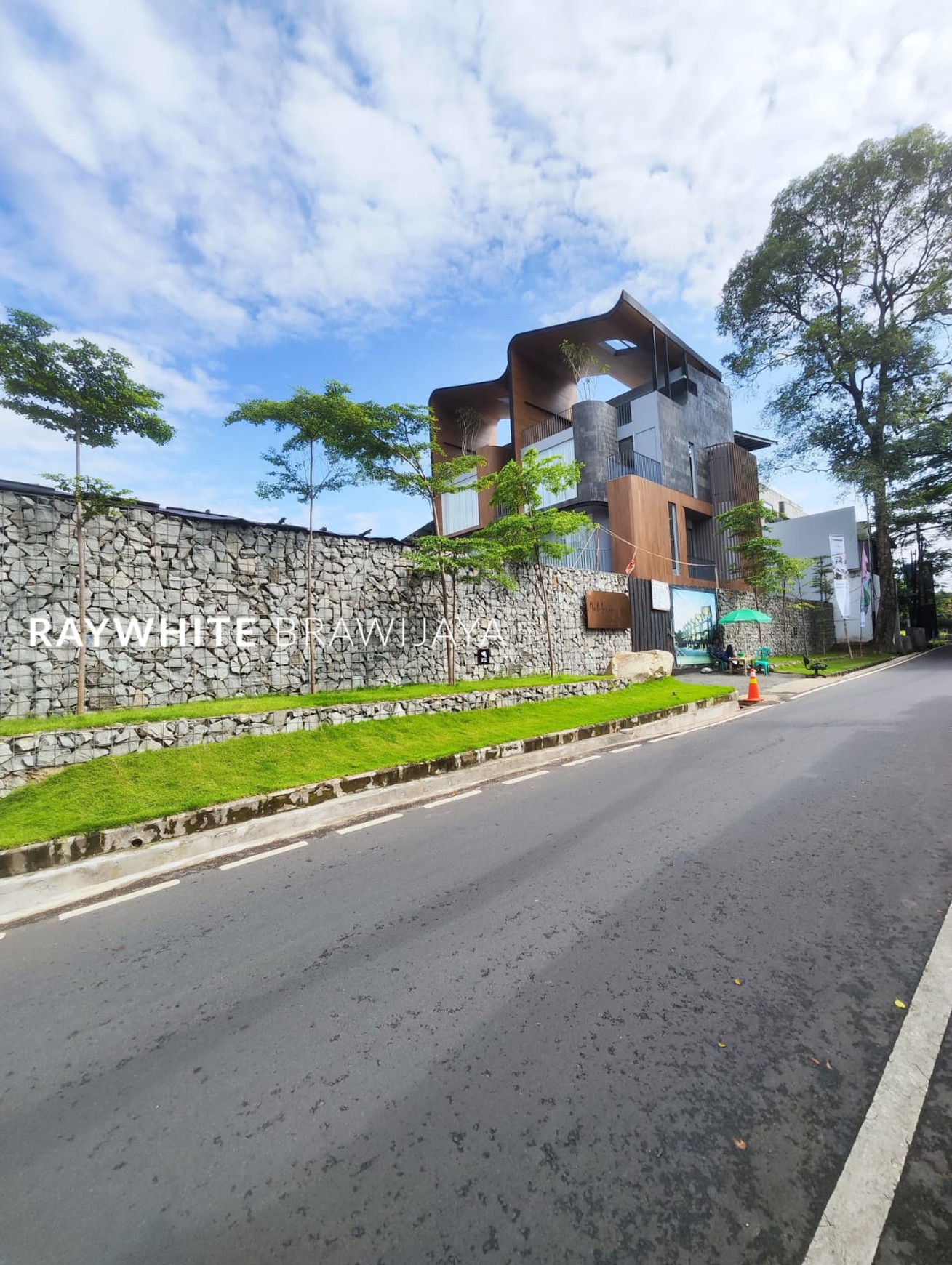 Brand New Townhouse Modern Design With Rooftop Area Kemang Utara
