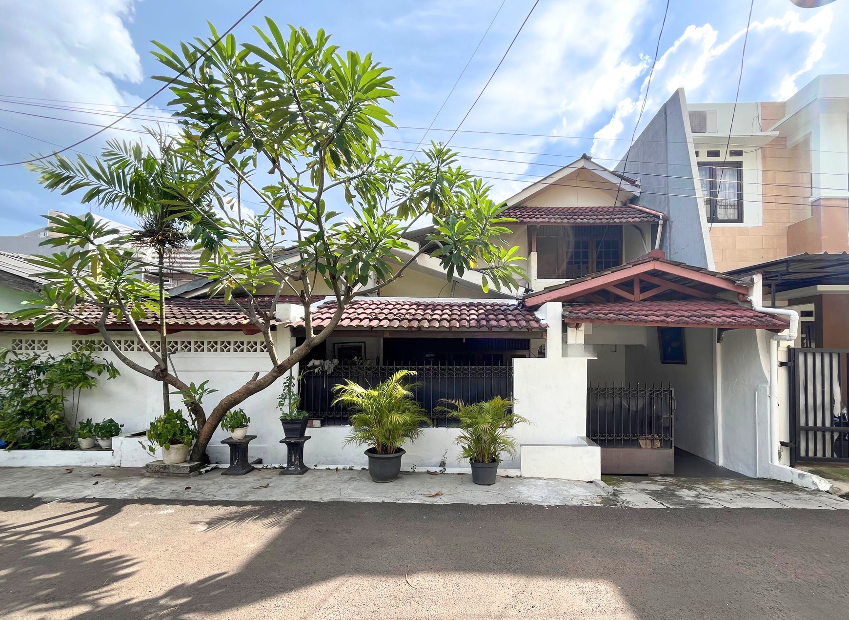 Rumah 1.5 Lantai di Cireundeu Ex Komplek BI Lingkungan Tenang & Akses Mudah Harga Menarik