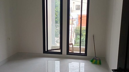 Dijual rumah baru gress daerah favourite di darmo permai 