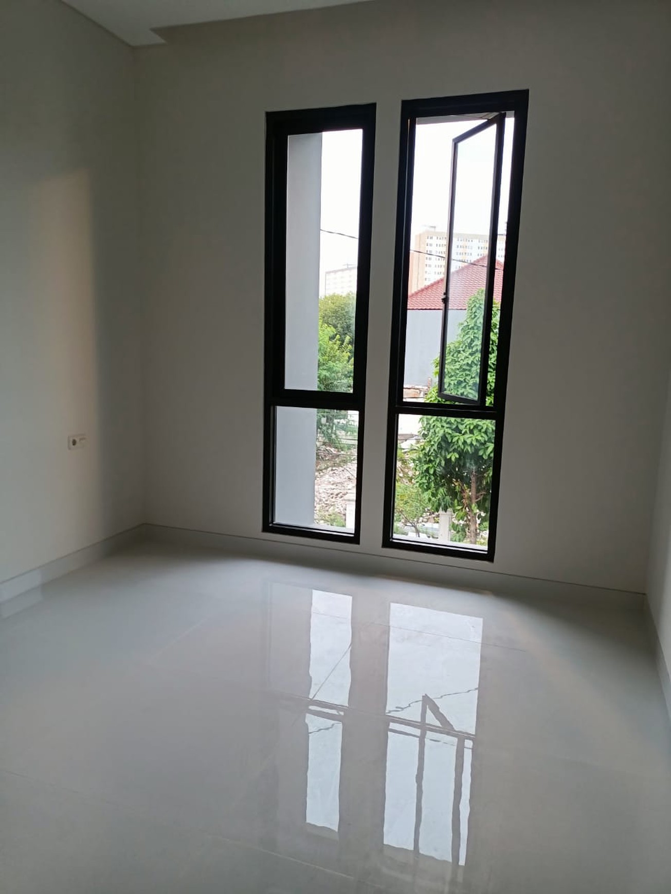 Dijual rumah baru gress daerah favourite di darmo permai 