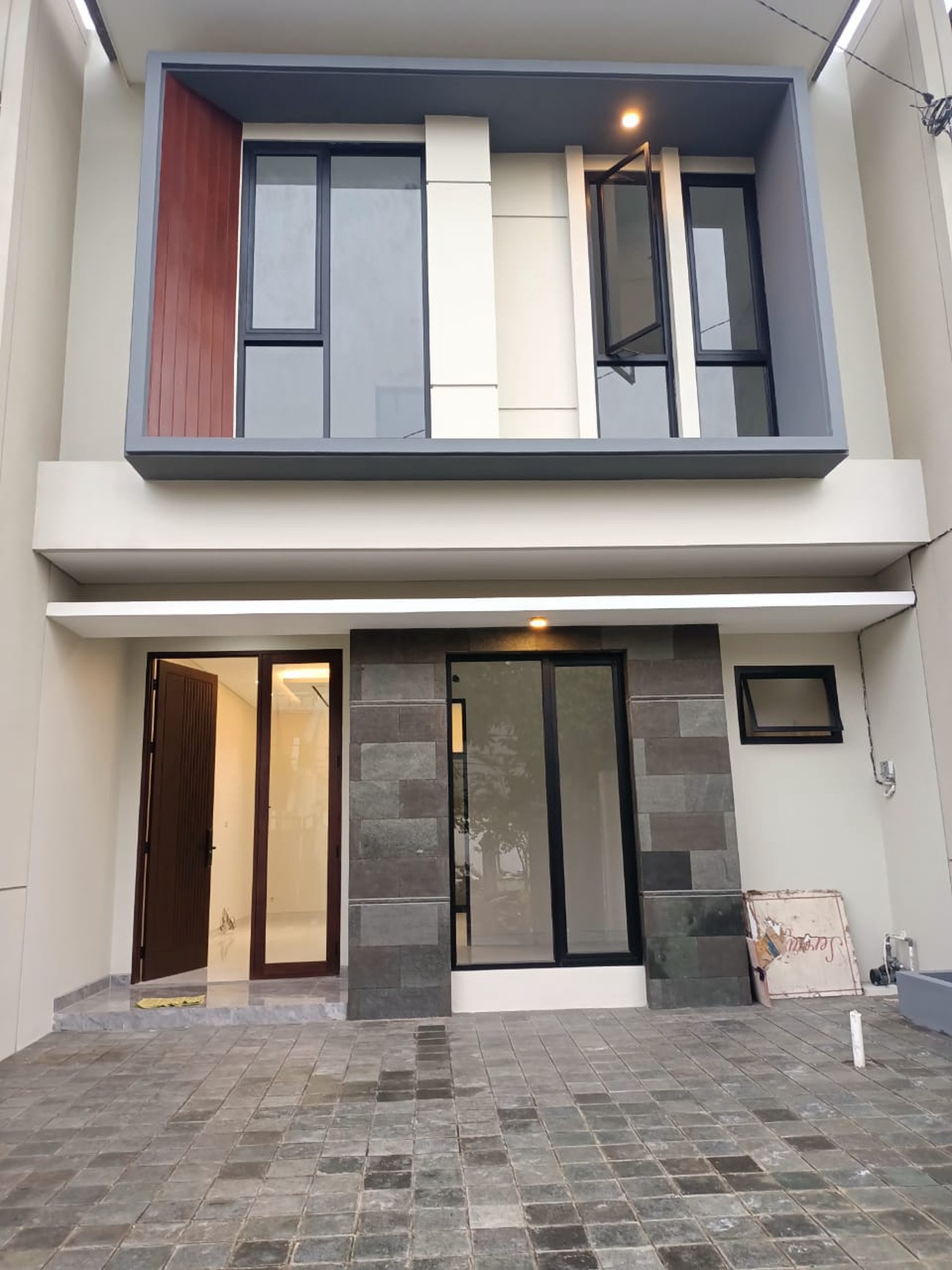 Dijual rumah baru gress daerah favourite di darmo permai 