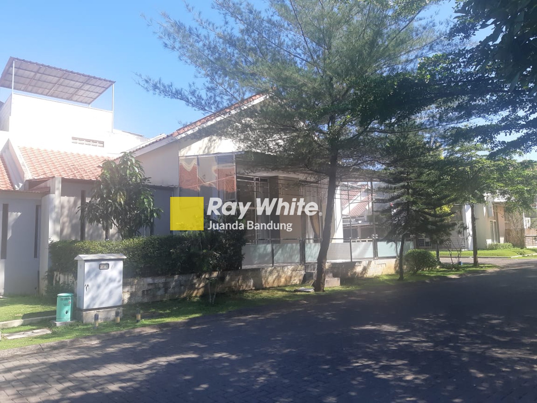 Rumah Cantik 1.5 Lantai Kota Baru Parahyangan
