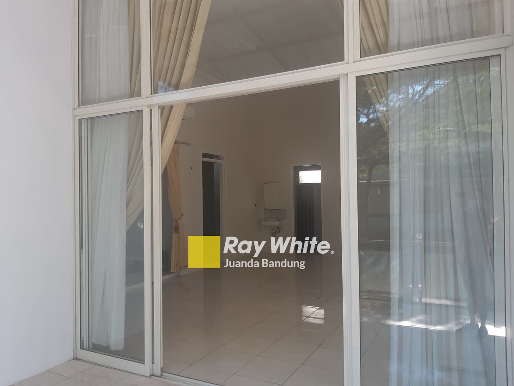 Rumah Cantik 1.5 Lantai Kota Baru Parahyangan