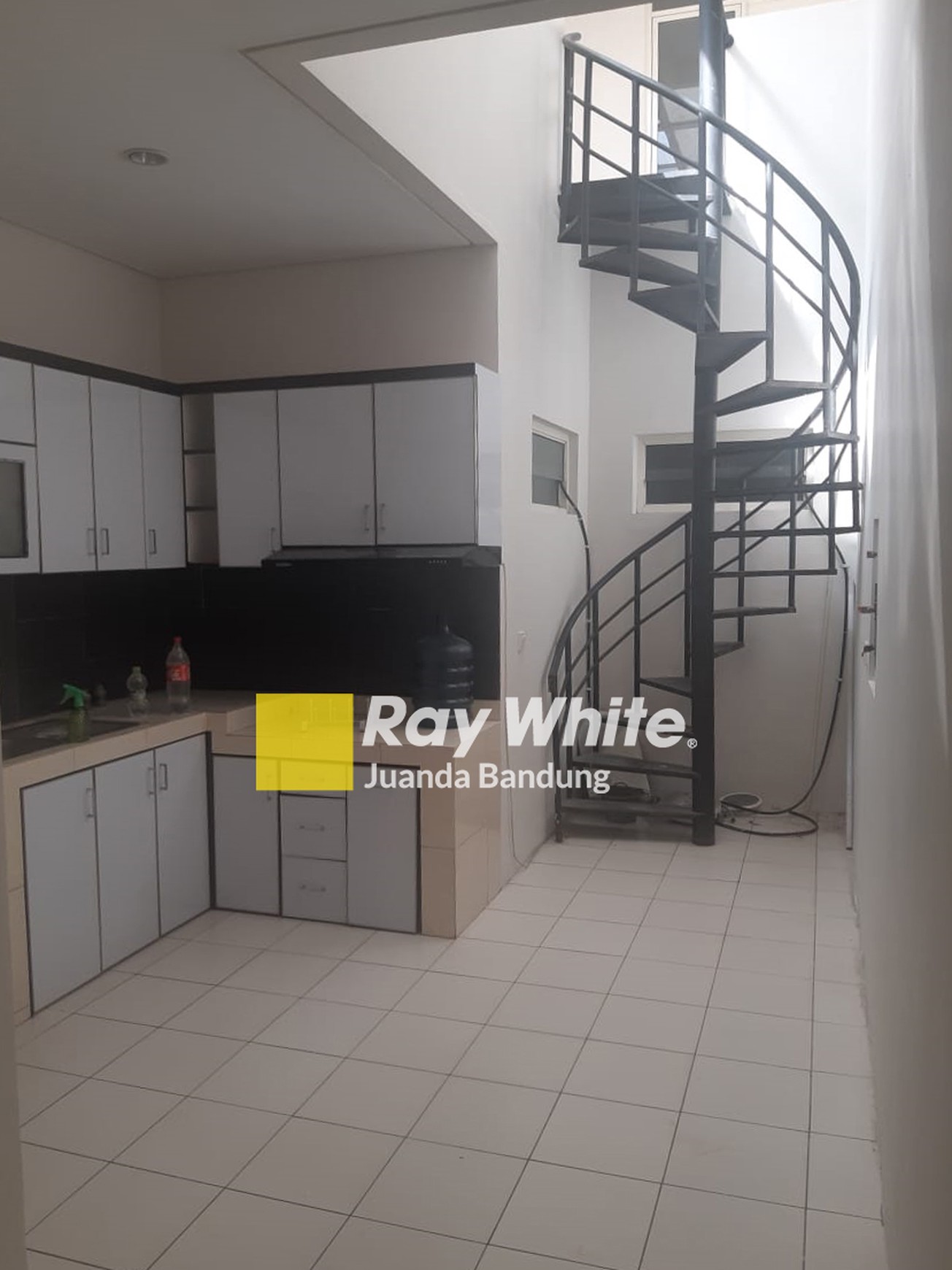 Rumah Cantik 1.5 Lantai Kota Baru Parahyangan