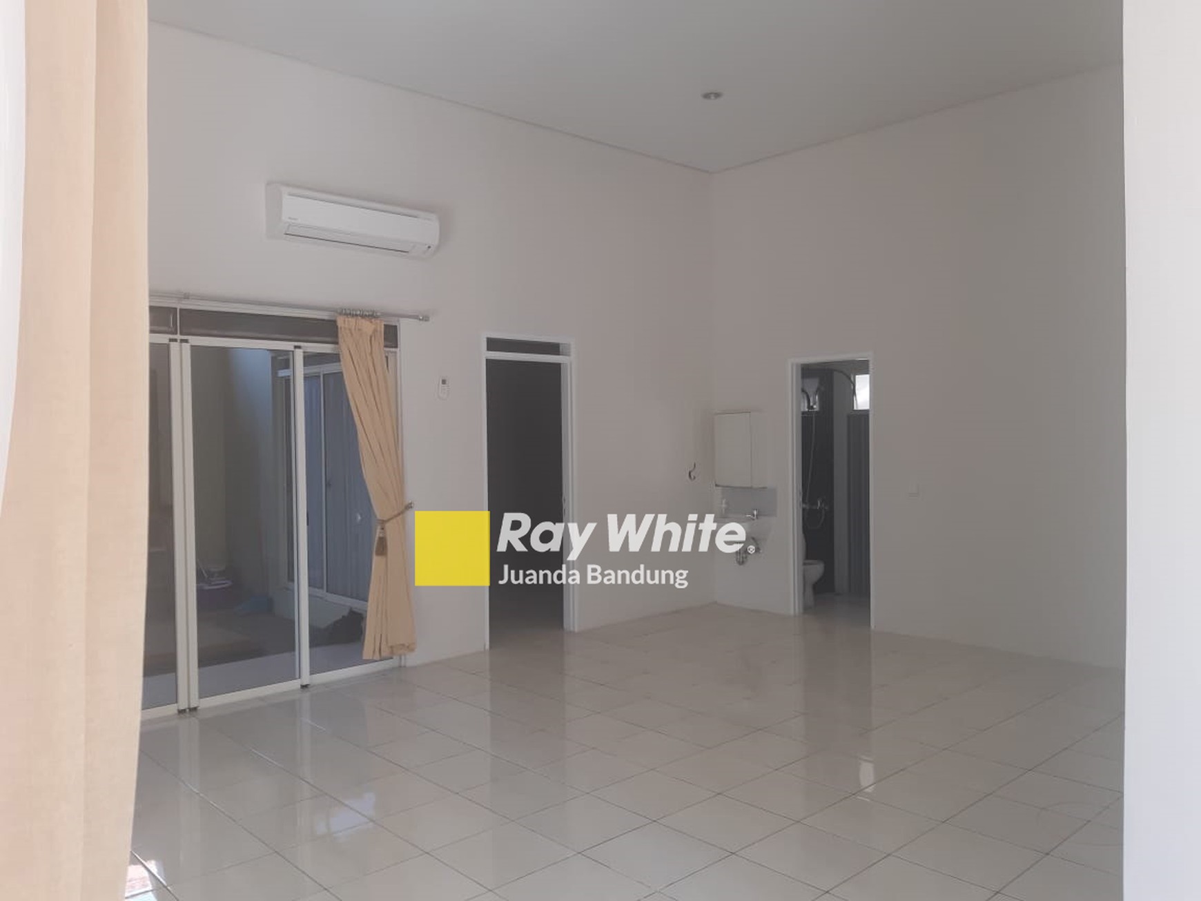 Rumah Cantik 1.5 Lantai Kota Baru Parahyangan