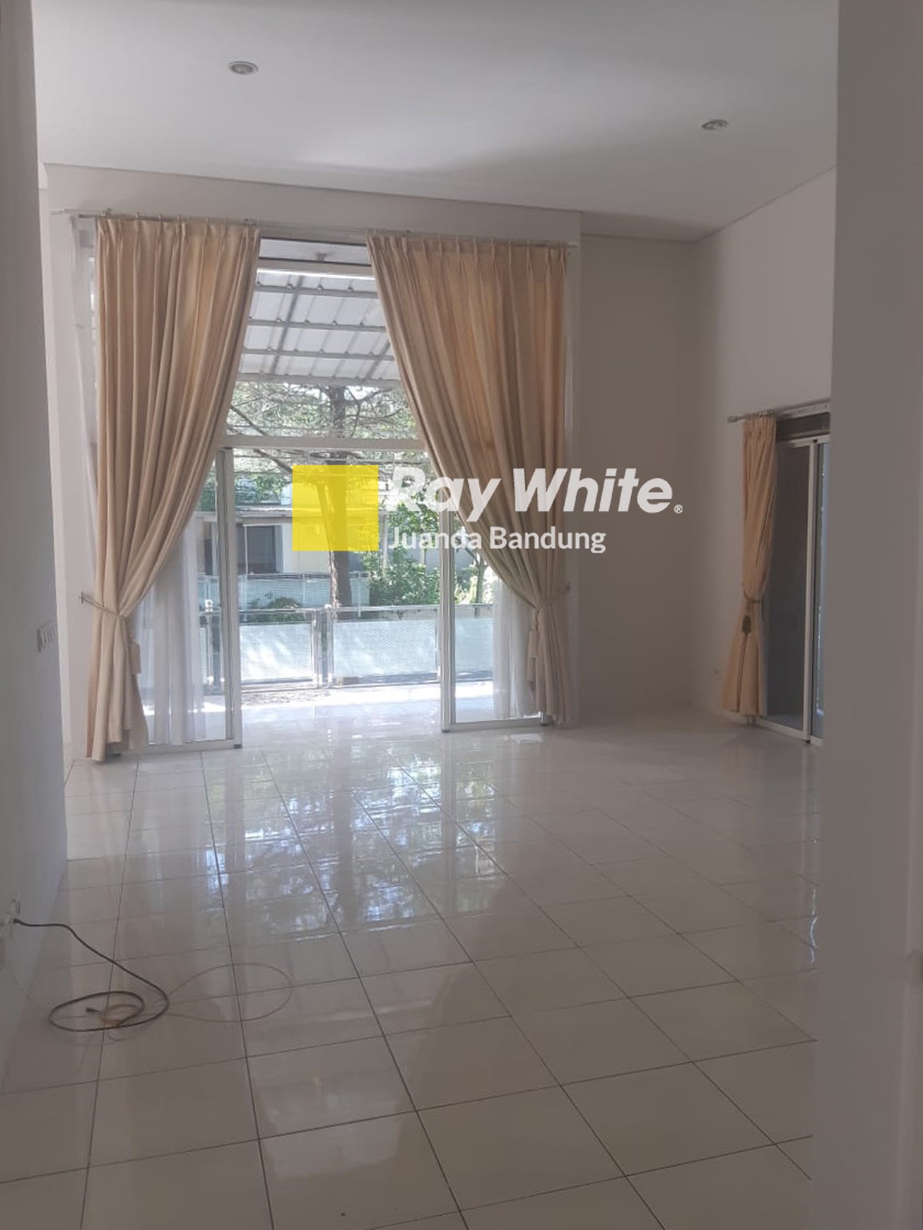 Rumah Cantik 1.5 Lantai Kota Baru Parahyangan