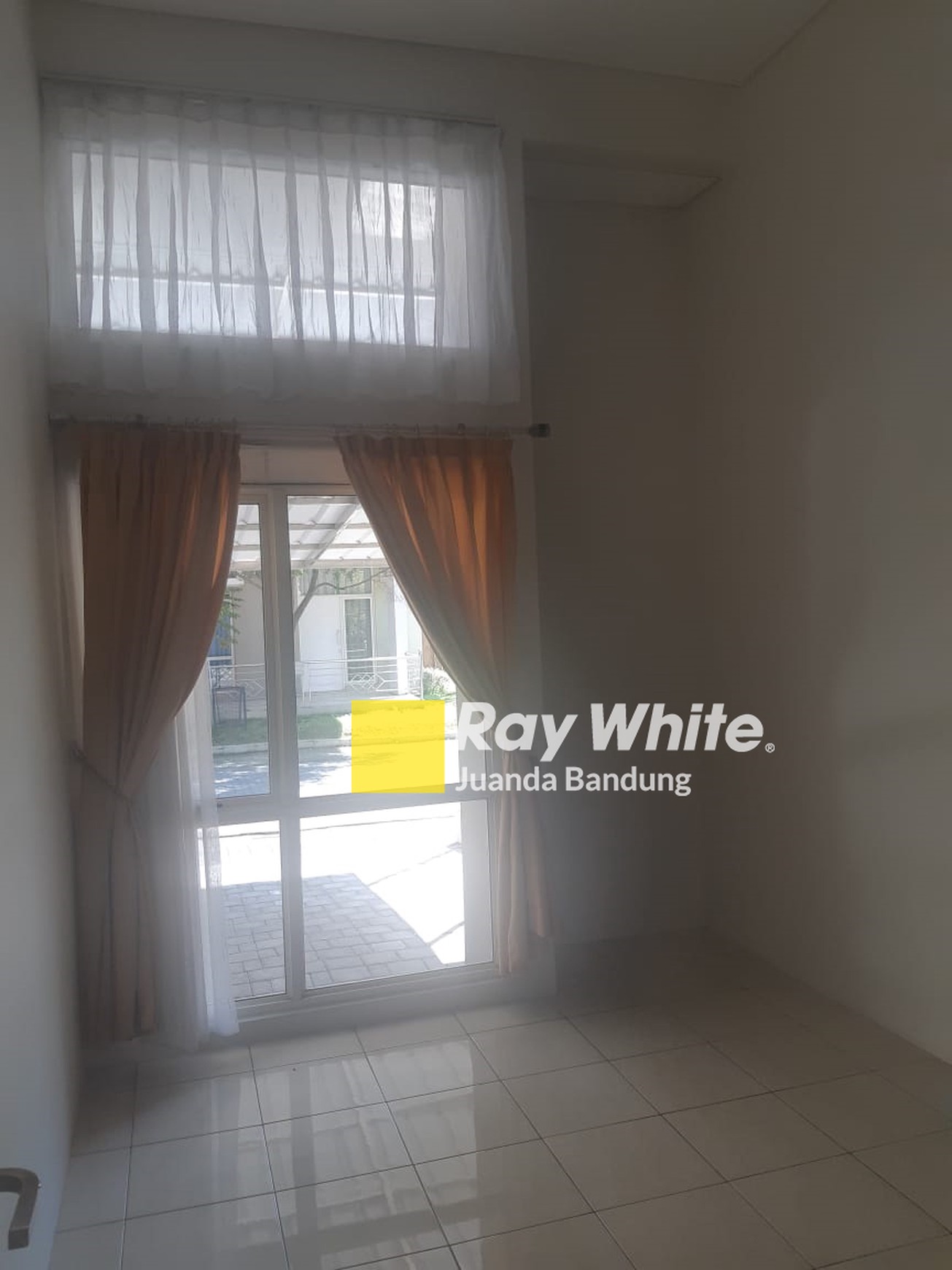 Rumah Cantik 1.5 Lantai Kota Baru Parahyangan