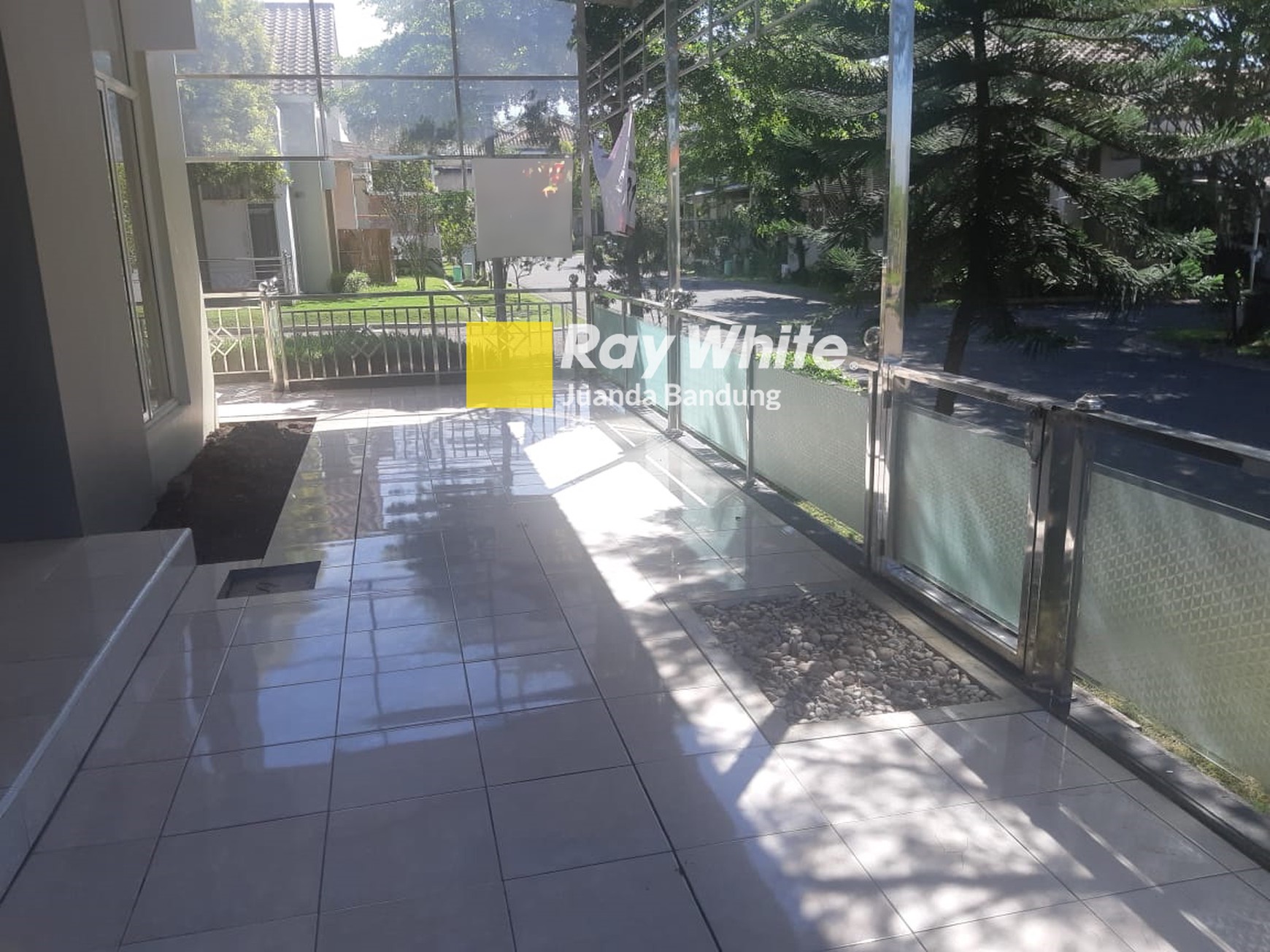 Rumah Cantik 1.5 Lantai Kota Baru Parahyangan
