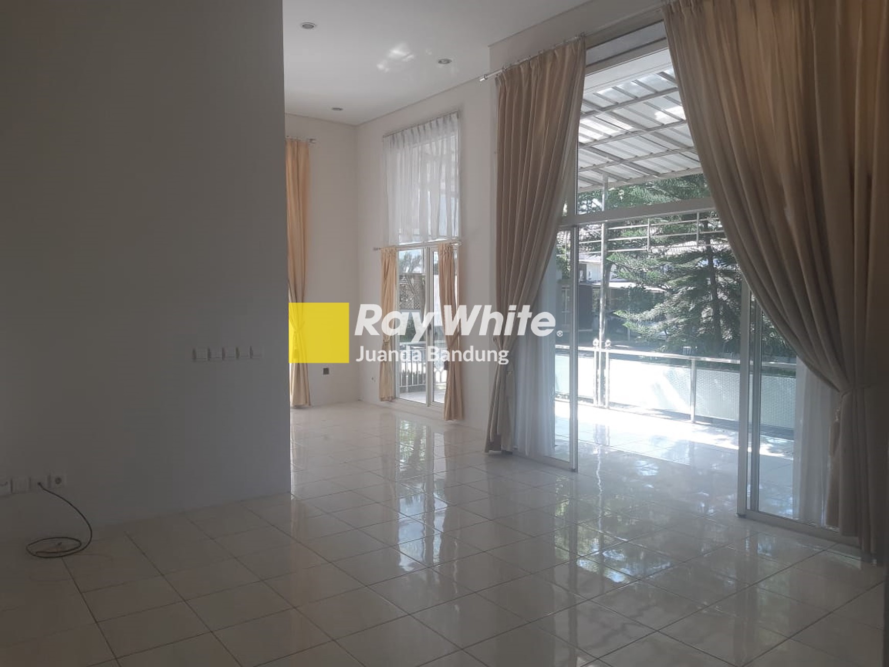 Rumah Cantik 1.5 Lantai Kota Baru Parahyangan