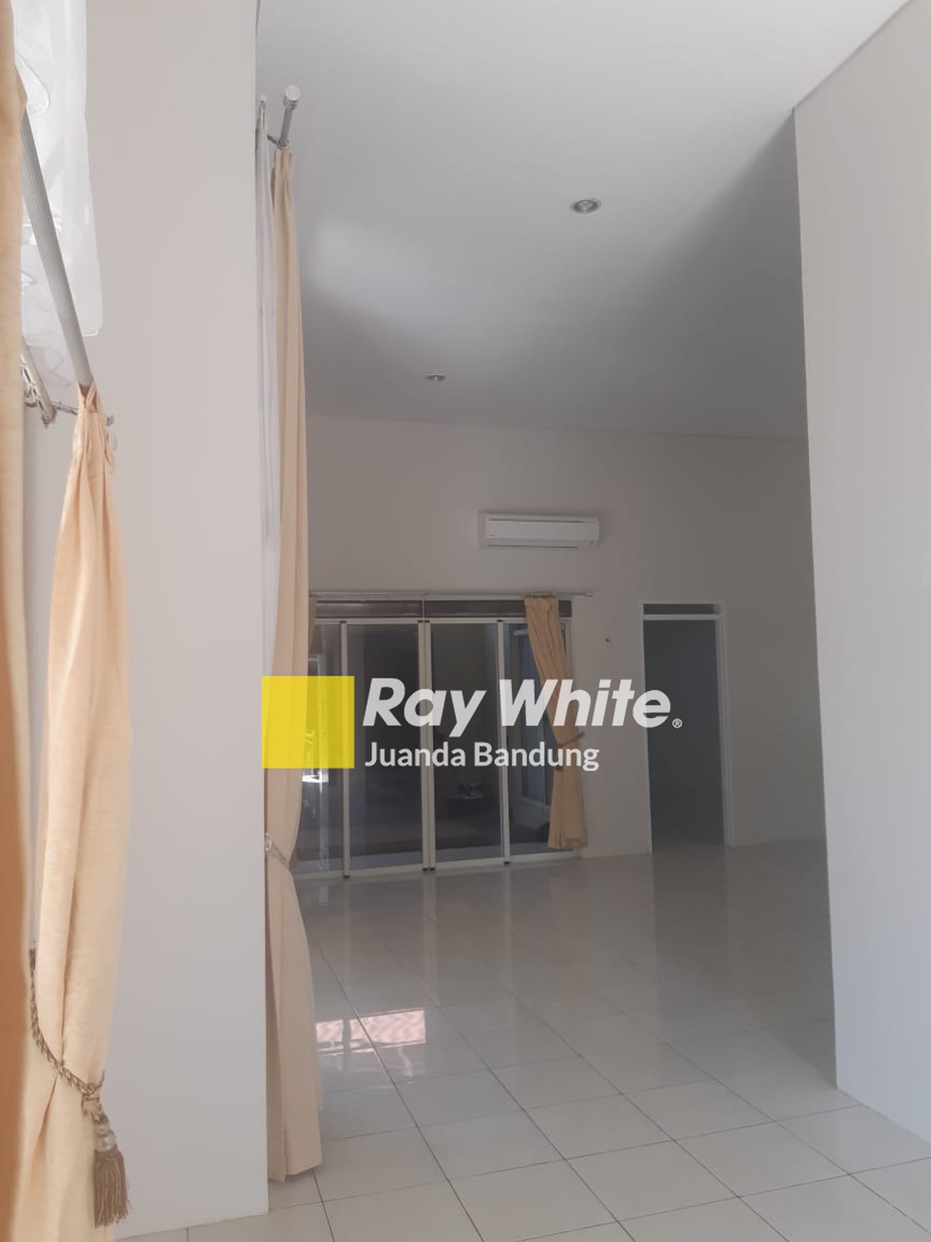 Rumah Cantik 1.5 Lantai Kota Baru Parahyangan