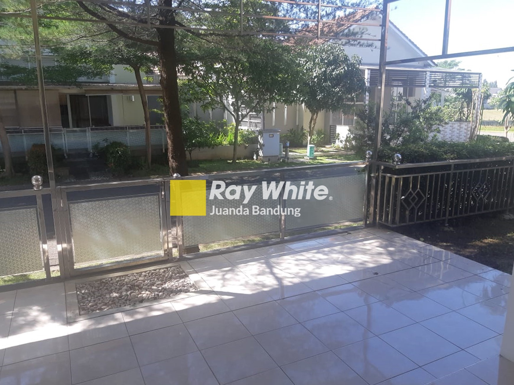 Rumah Cantik 1.5 Lantai Kota Baru Parahyangan