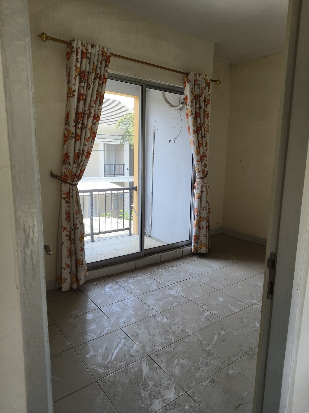 Dijual Rumah di Serpong Garden Lokasi Strategis 5 Menit ke Stasiun Cisauk dijual dengan Harga Menarik