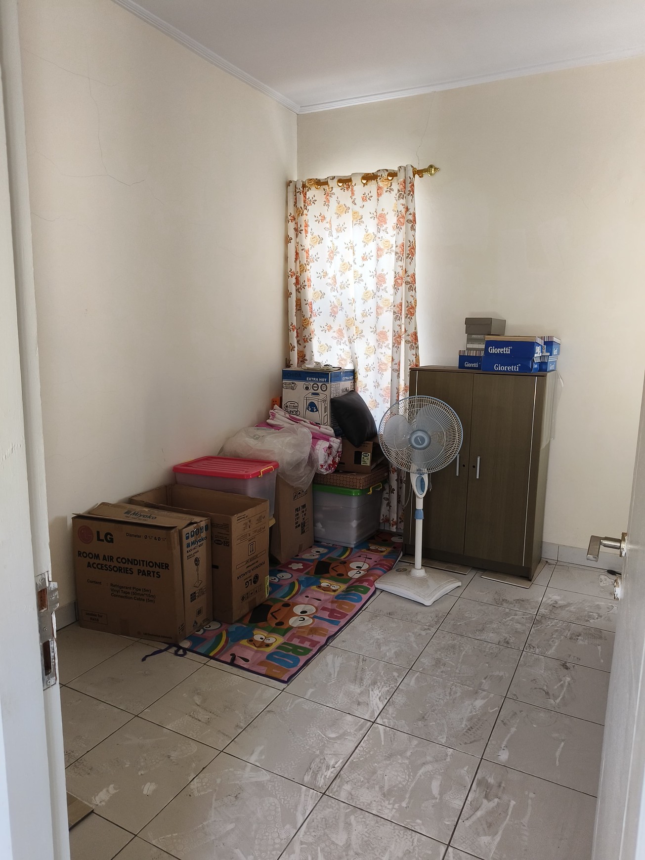 Dijual Rumah di Serpong Garden Lokasi Strategis 5 Menit ke Stasiun Cisauk dijual dengan Harga Menarik