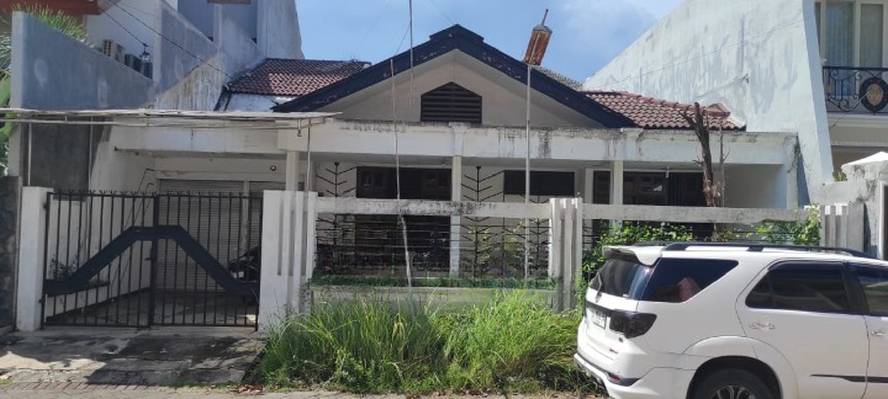 Rumah lama Wisma Mukti dekat kampus Unitomo dan Untag cocok untuk invest