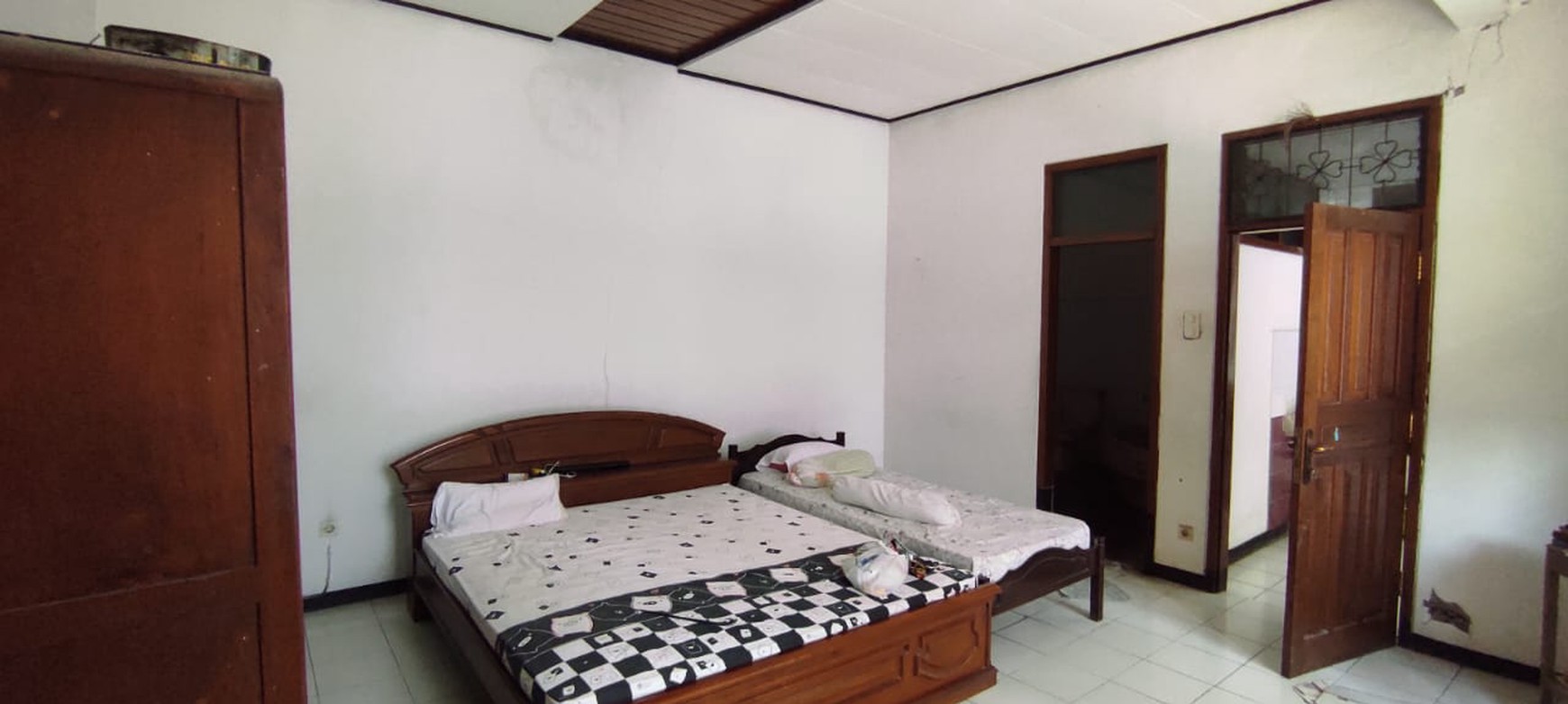 Rumah lama Wisma Mukti dekat kampus Unitomo dan Untag cocok untuk invest