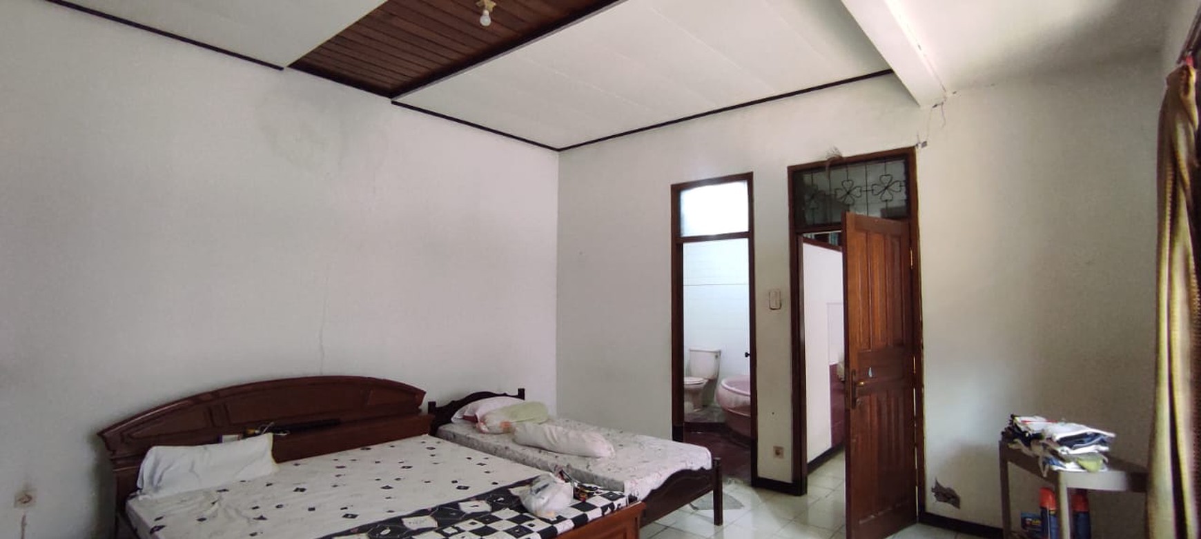 Rumah lama Wisma Mukti dekat kampus Unitomo dan Untag cocok untuk invest